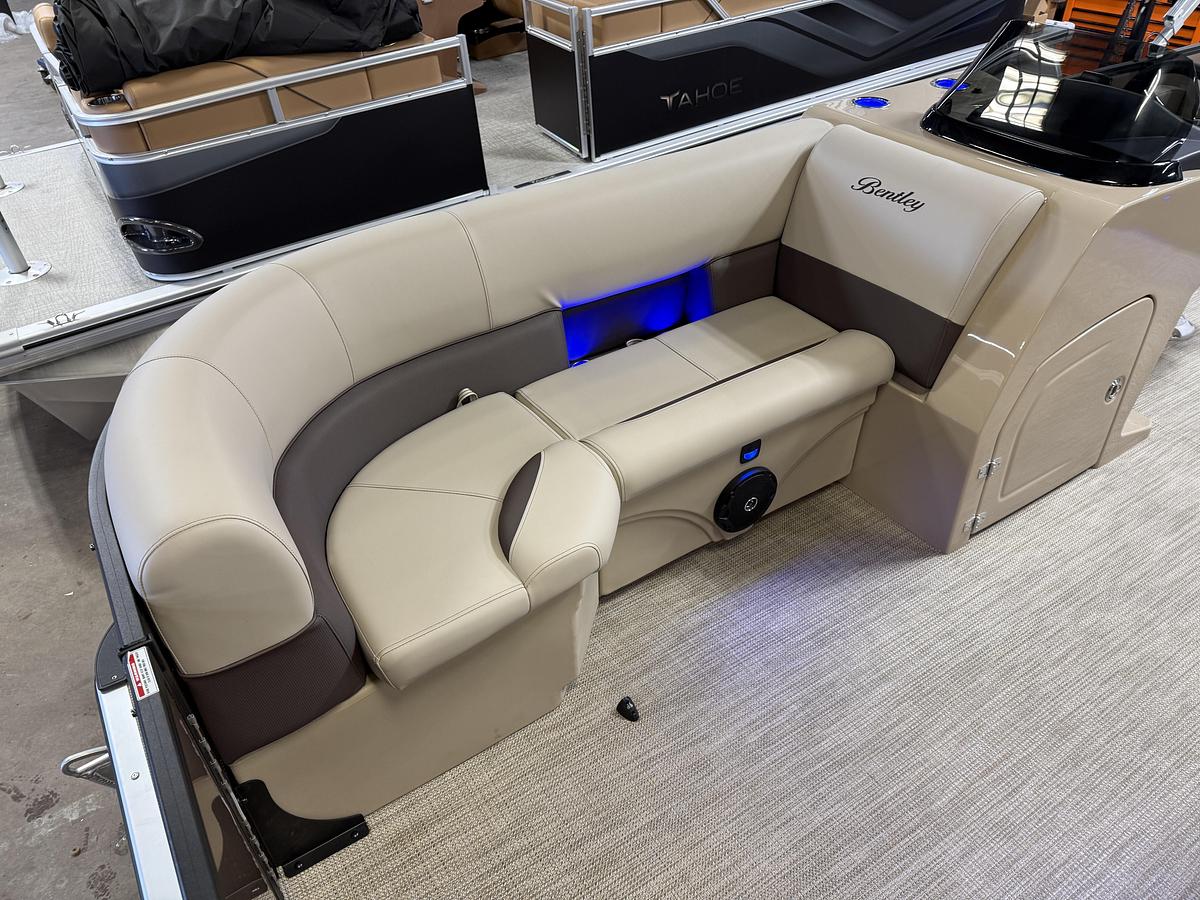 2025 Bentley Pontoons Legacy 223 Swingback Tritoon & Honda 4-Stroke EFI