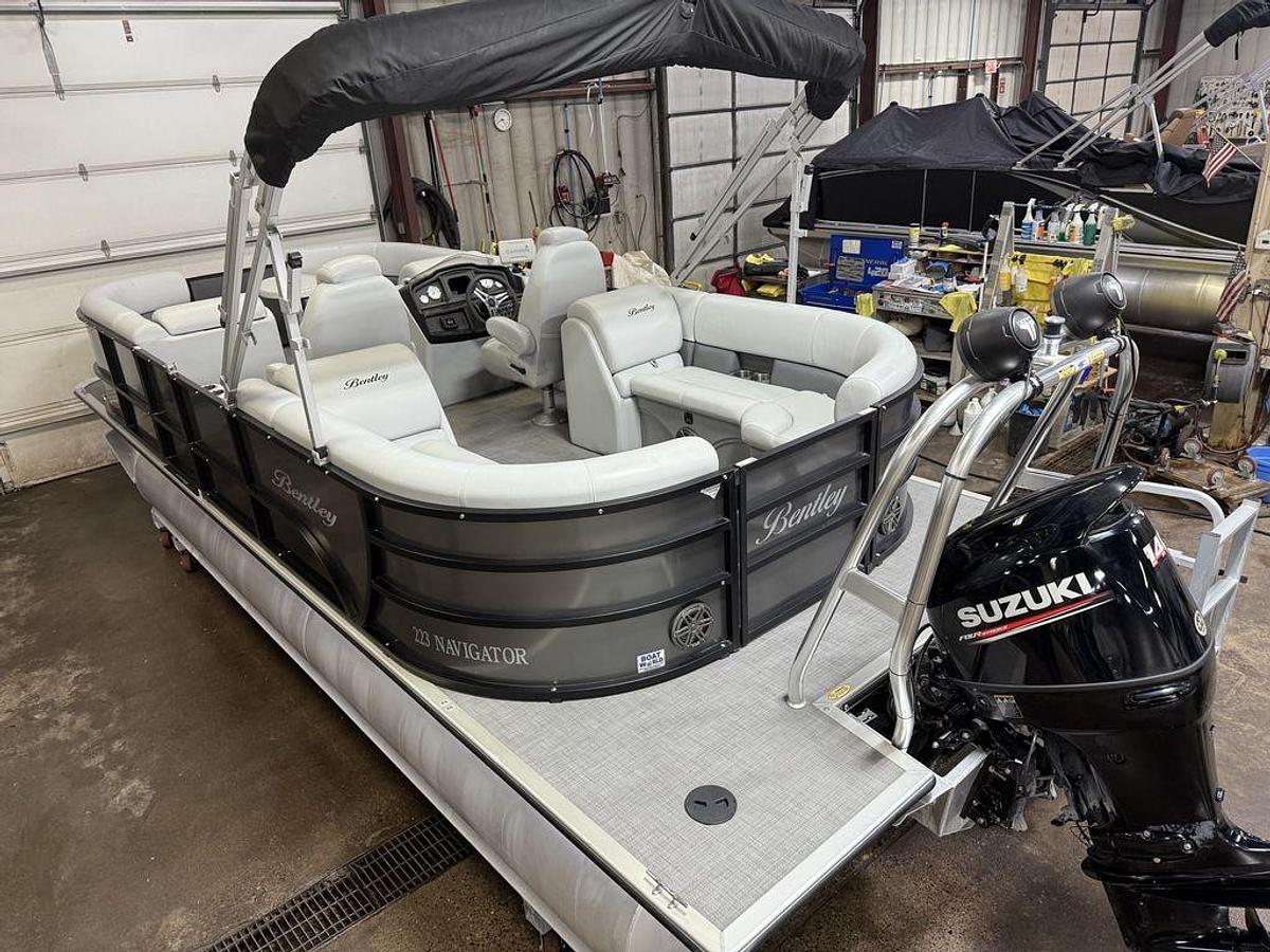 Used 2020 Bentley Pontoons Legacy 223 Navigator Quad Lounge Tritoon & Suzuki 140HP 4-Stroke EFI