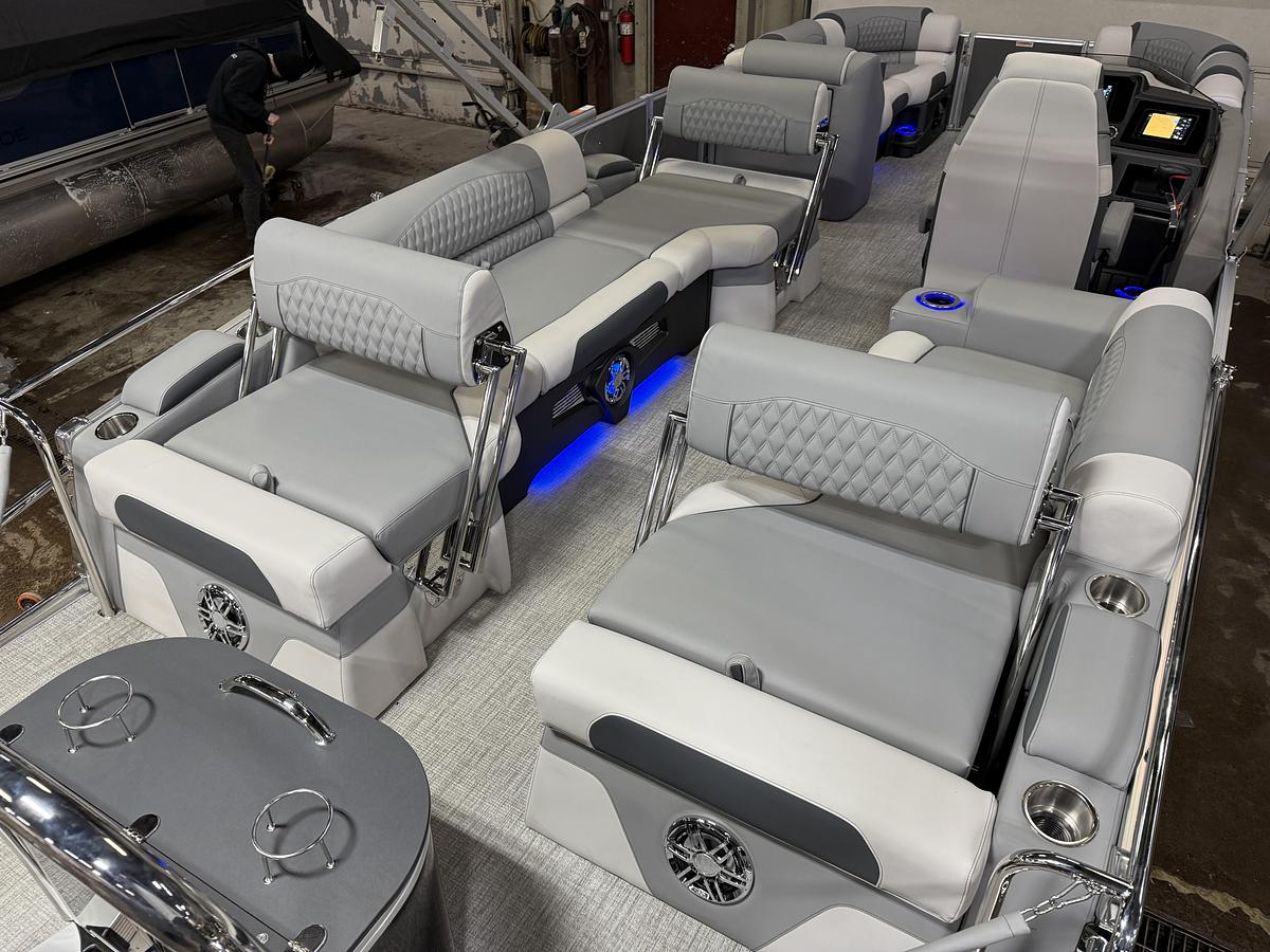2025 Tahoe Pontoons Cascade 2385 Quad Lounge Shift Tritoon & 225HP 4-Stroke