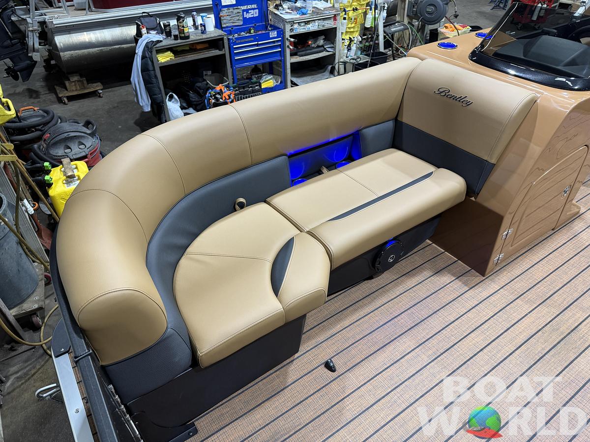2026 Bentley Pontoons Legacy 220 Swingback 