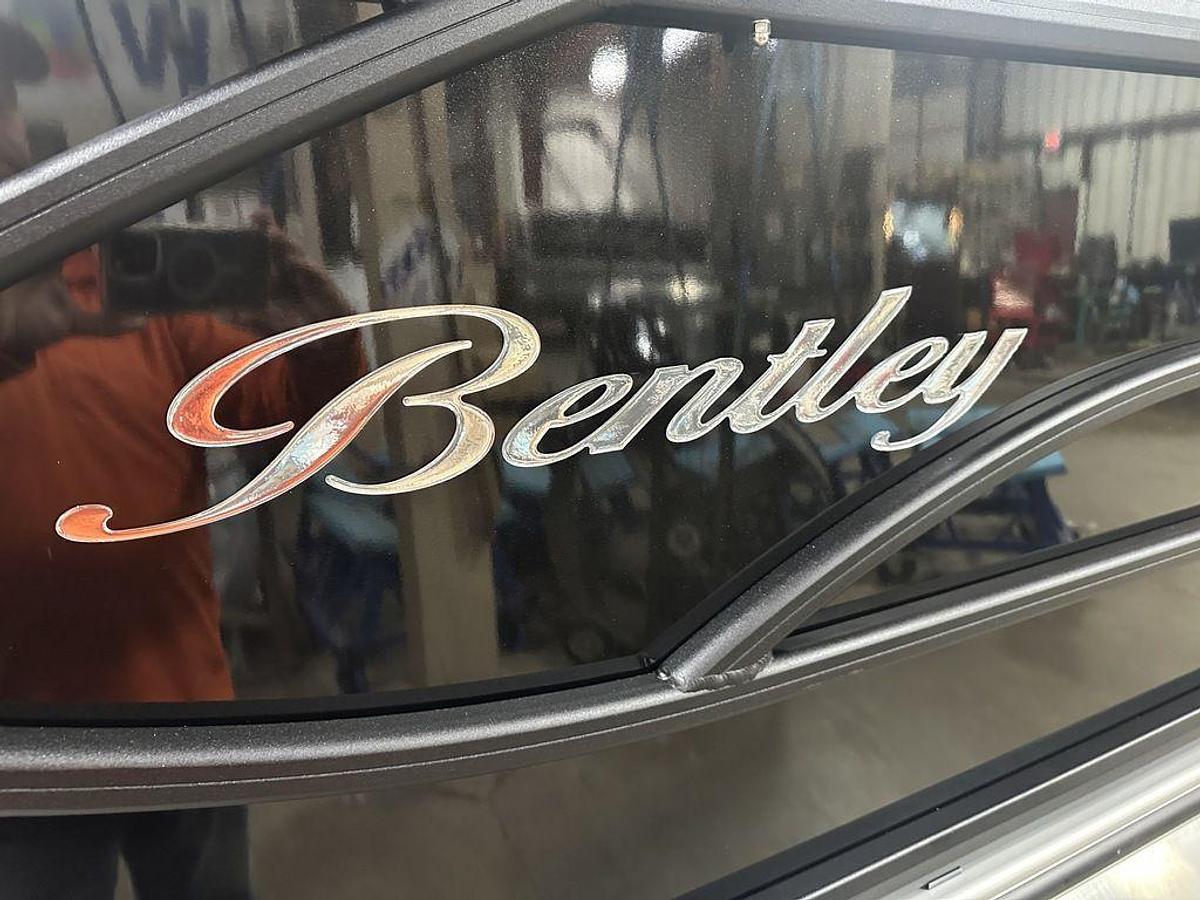 2025 Bentley Pontoons Legacy 200 Navigator Quad Lounge & Honda 4-Stroke EFI