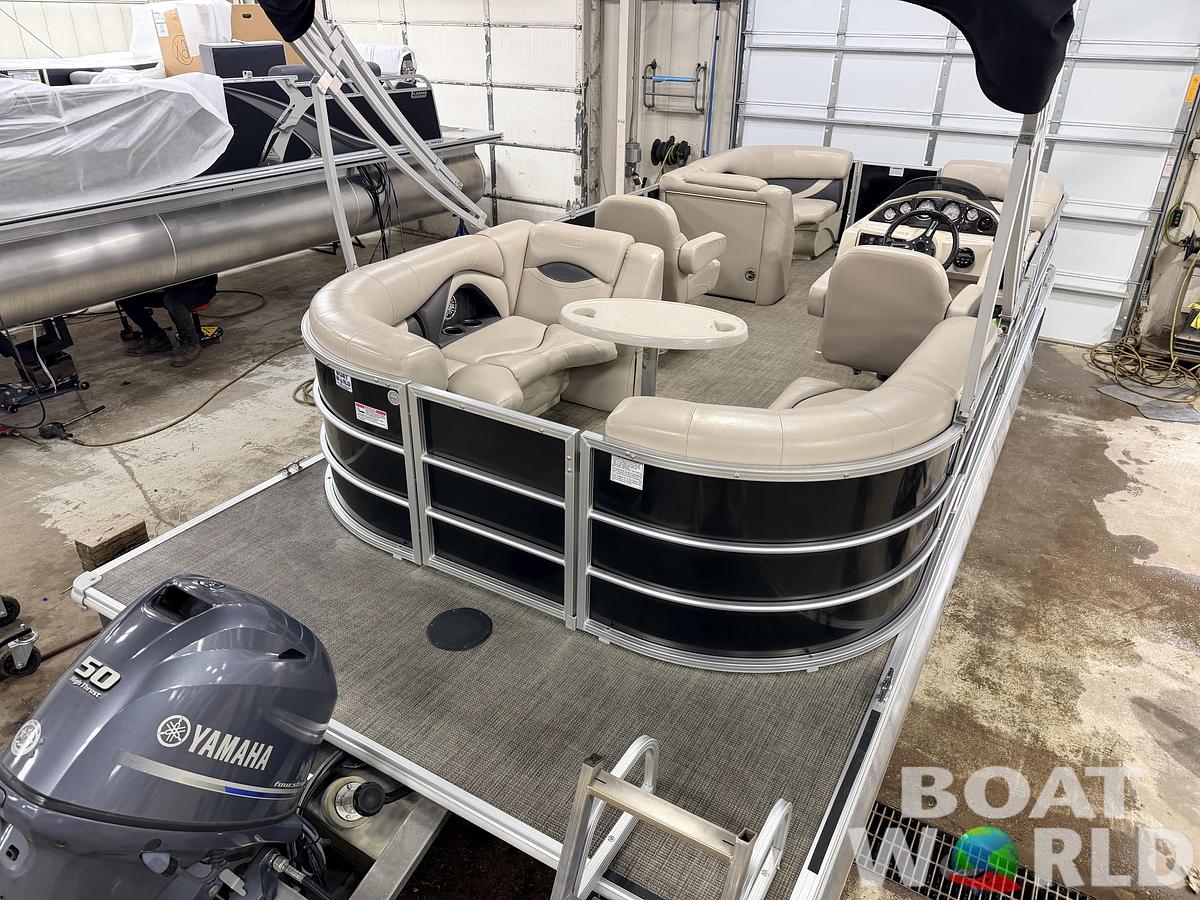 Used 2016 Sylvan Mirage 822 LZ & 50HP Yamaha 4Stroke - $21,995