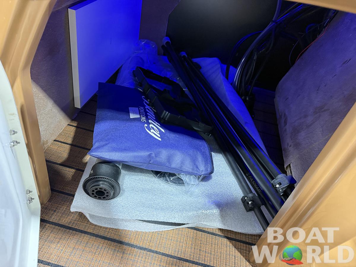 2026 Bentley Pontoons Legacy 220 Swingback 