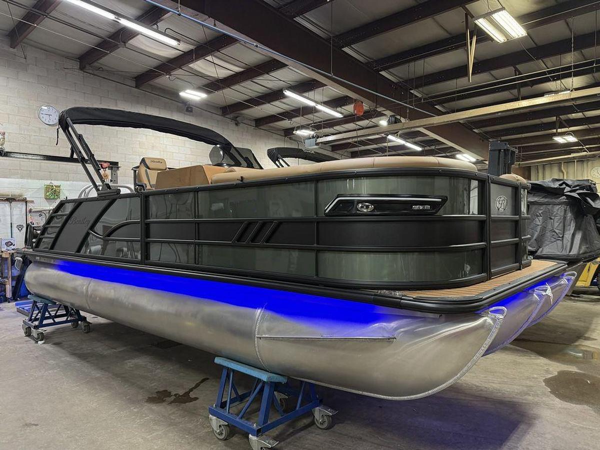 2025 Bentley Pontoons Elite 223 Swingback Tritoon & Honda 4-Stroke EFI