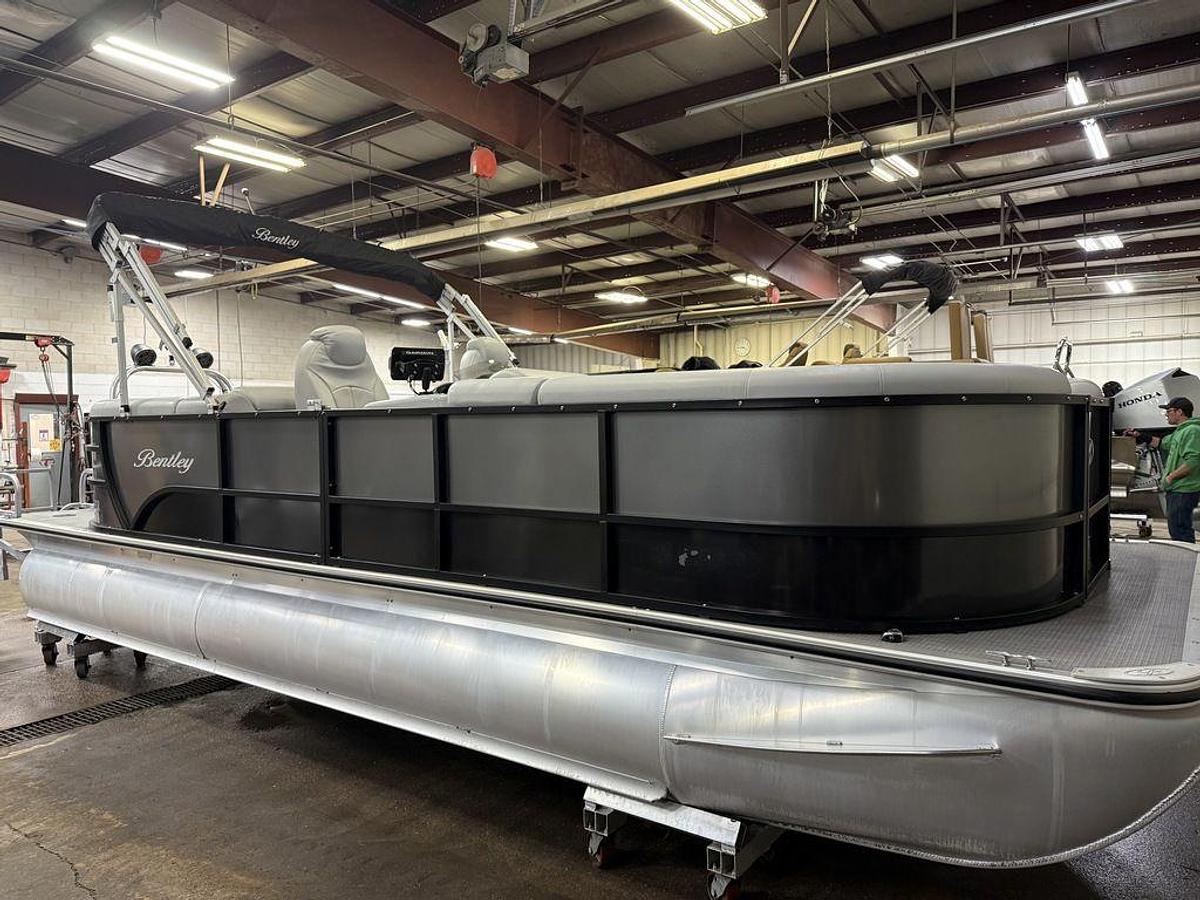 Used 2020 Bentley Pontoons Legacy 223 Navigator Quad Lounge Tritoon & Suzuki 140HP 4-Stroke EFI