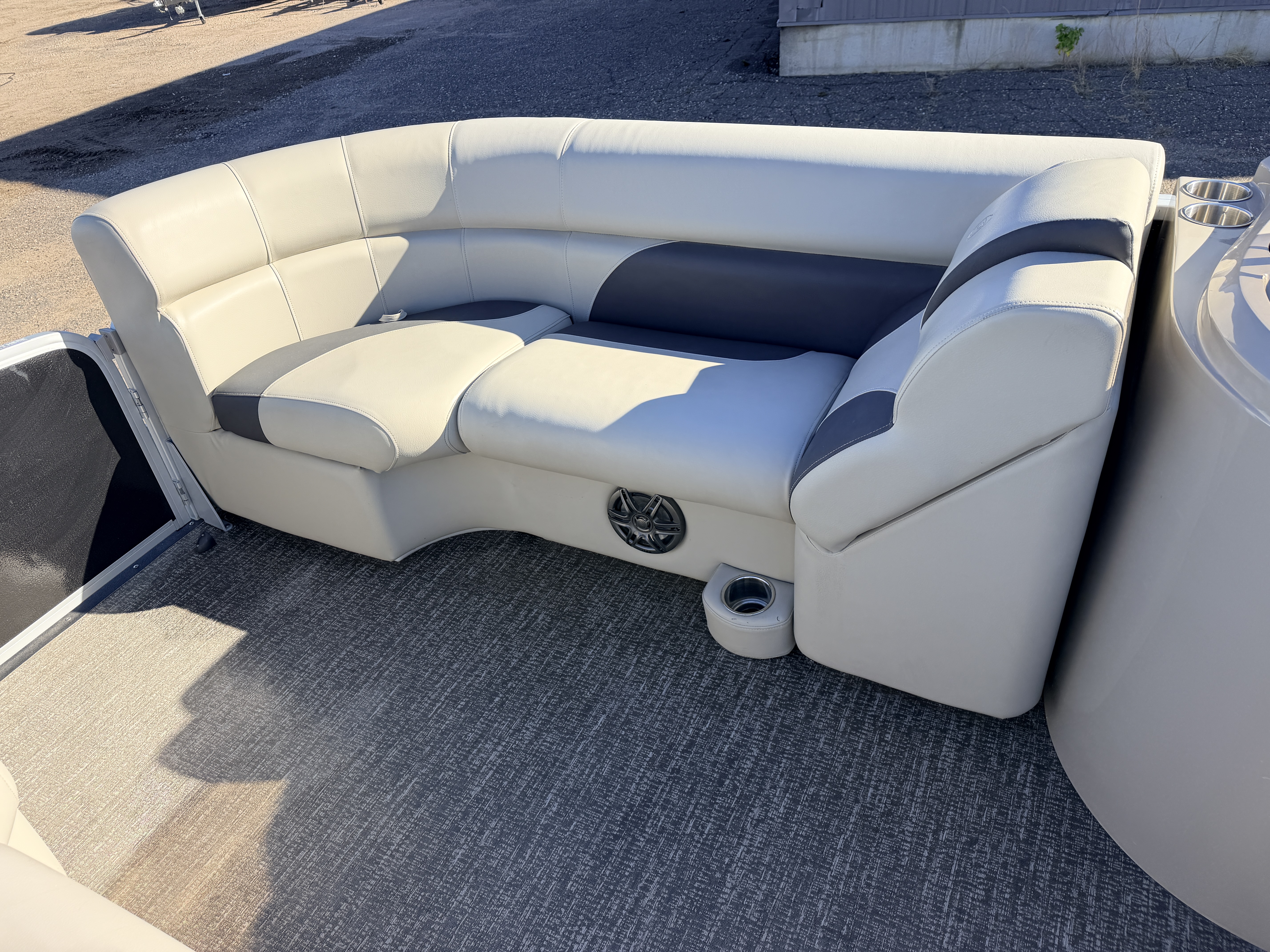 Used 2022 Premier 230 SunSpree RF & 116HP Yamaha 4Stroke -$34,995
