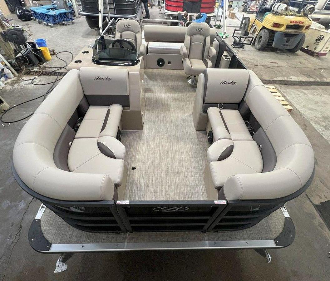 2025 Bentley Pontoons Legacy 200 Swingback & Honda 4-Stroke EFI