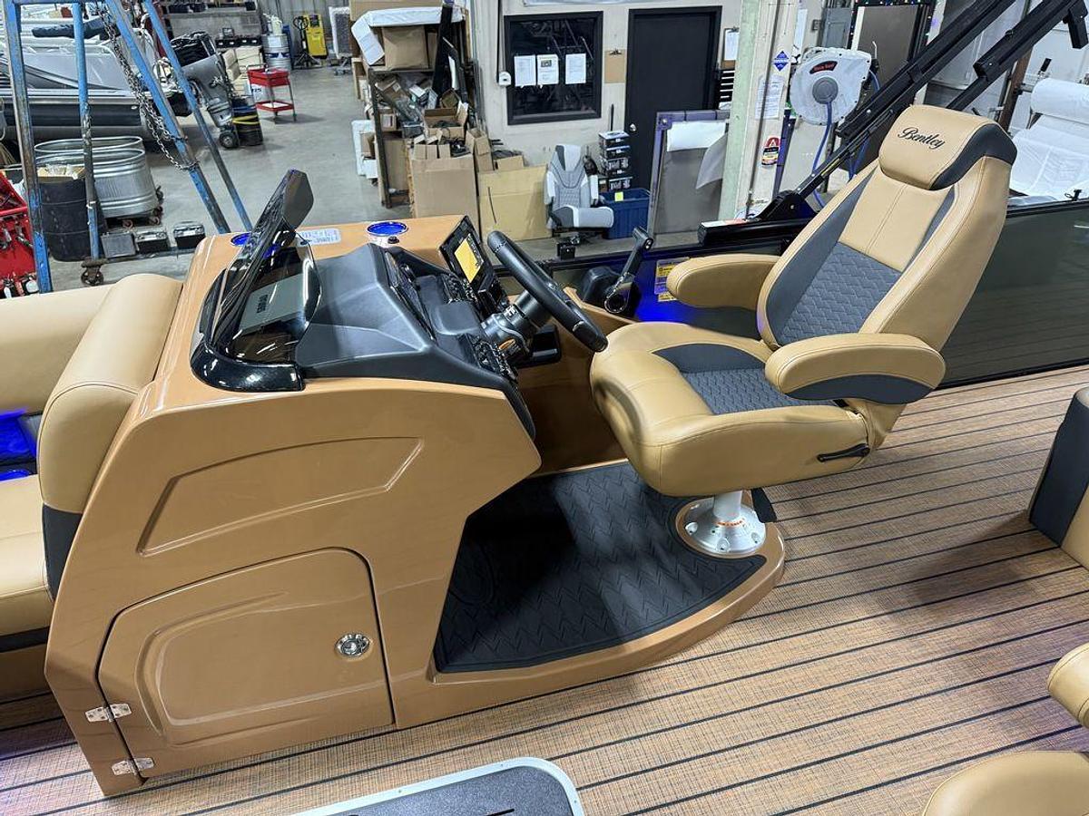 2025 Bentley Pontoons Elite 223 Swingback Tritoon & Honda 4-Stroke EFI