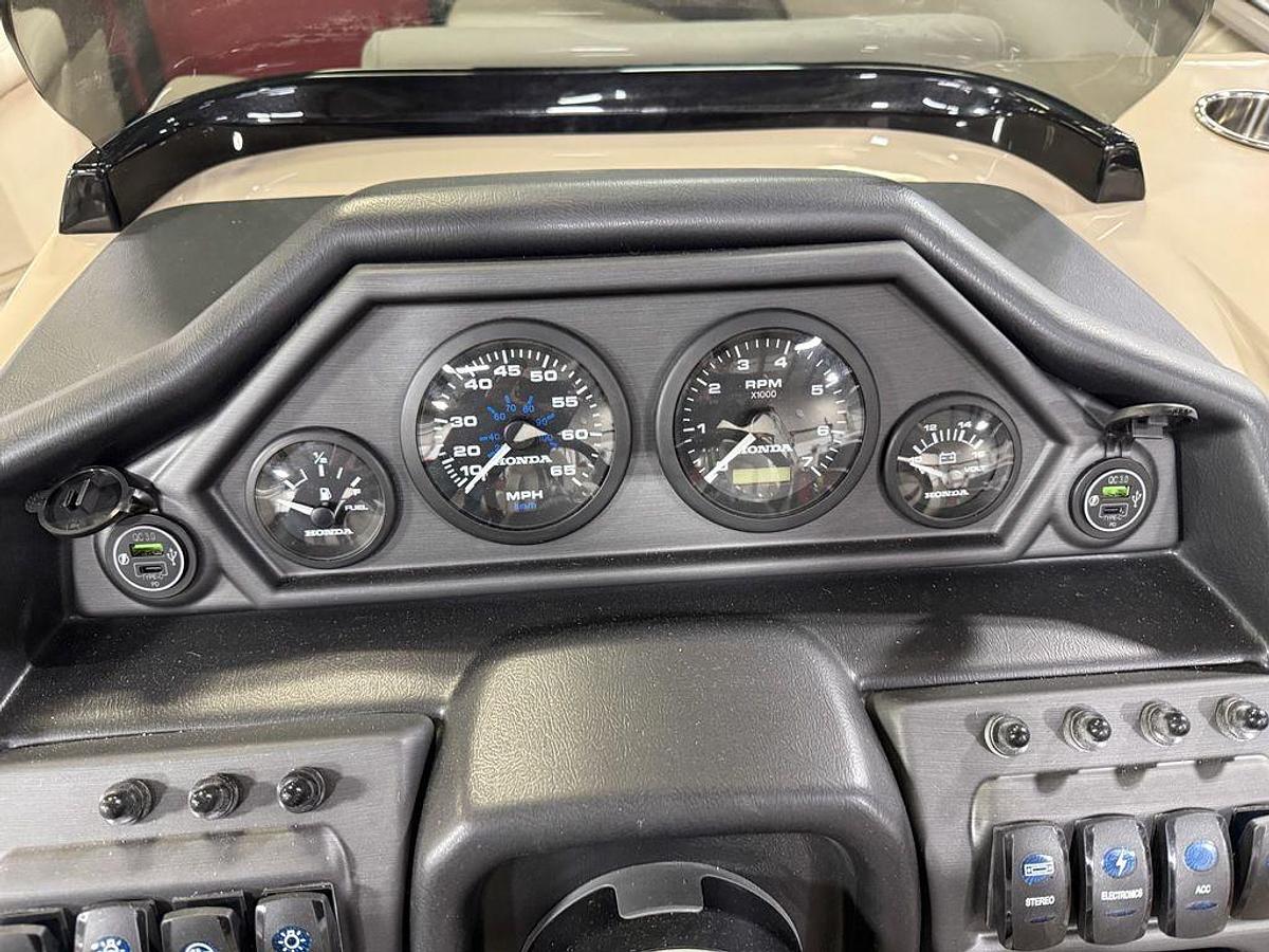 2025 Bentley Pontoons Legacy 200 Navigator Quad Lounge & Honda 4-Stroke EFI
