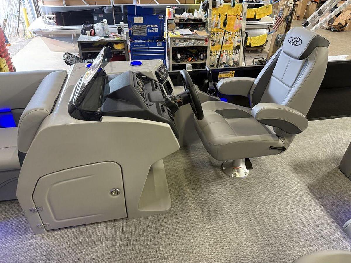 2026 Bentley Pontoons Legacy 220 Swingback & Honda 4-Stroke EFI