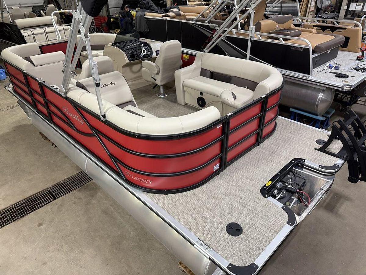 2025 Bentley Pontoons Legacy 200 Navigator Quad Lounge & Honda 4-Stroke EFI