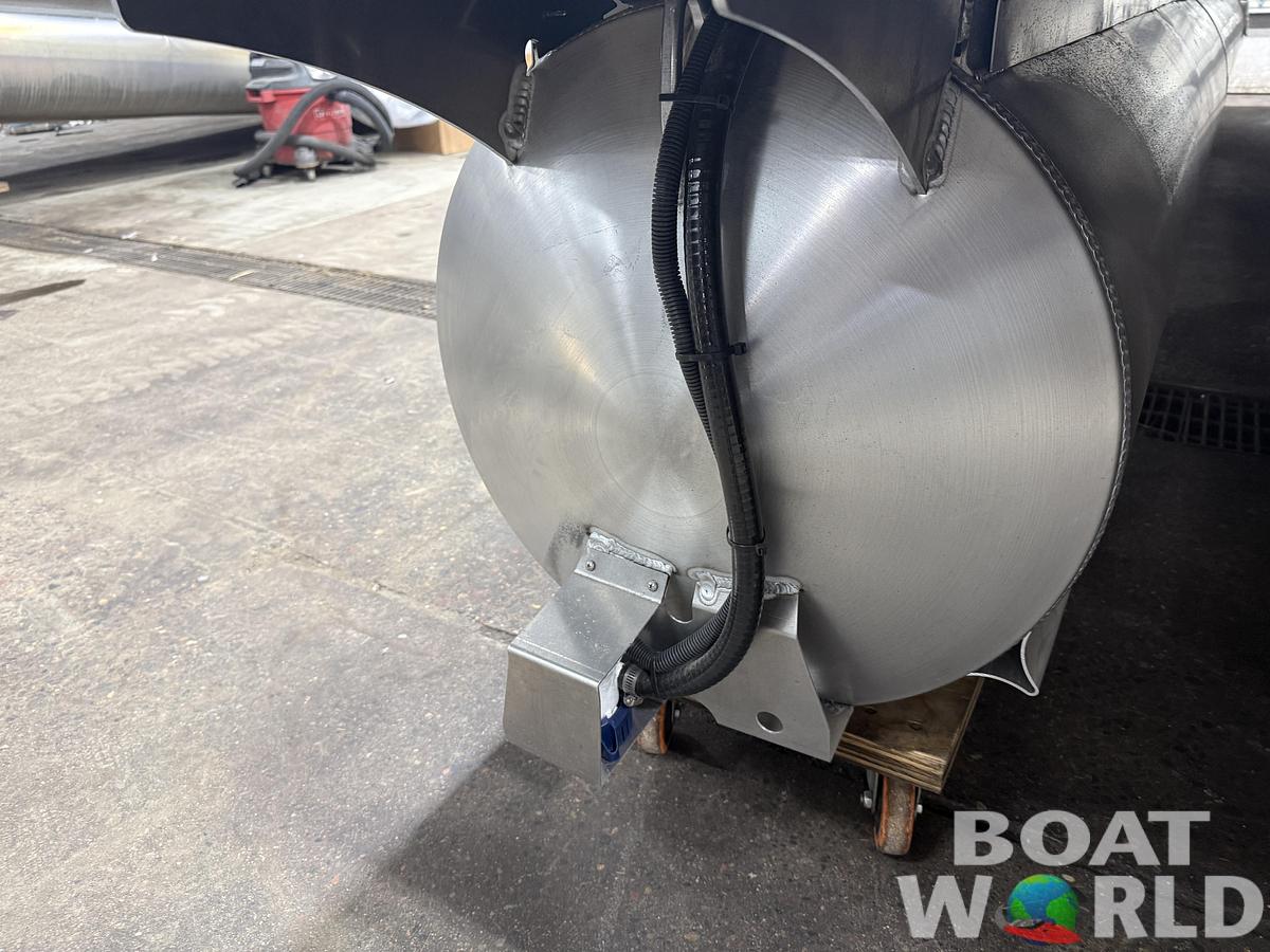 2026 Bentley Pontoons Legacy 223 Navigator Quad Lounge Tritoon