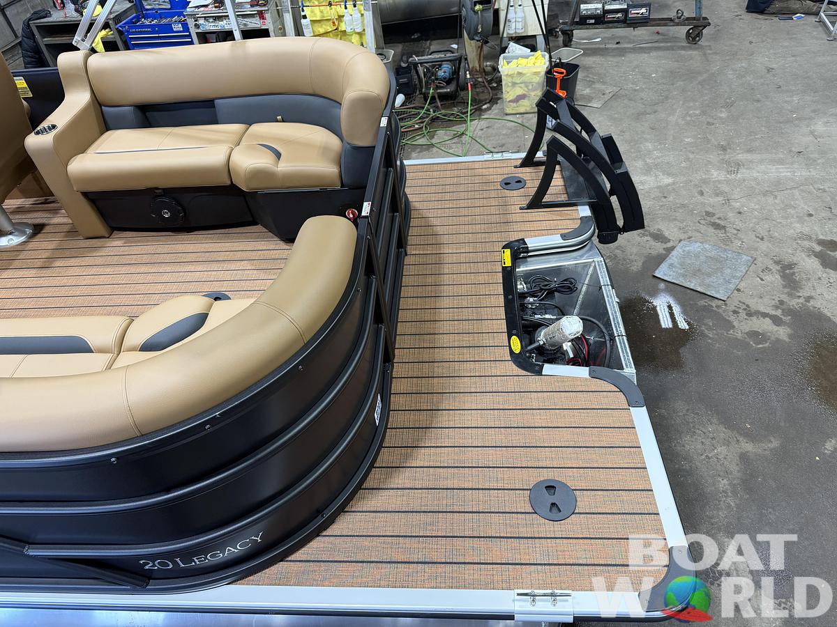 2026 Bentley Legacy 200 Navigator Quad Lounge $34995