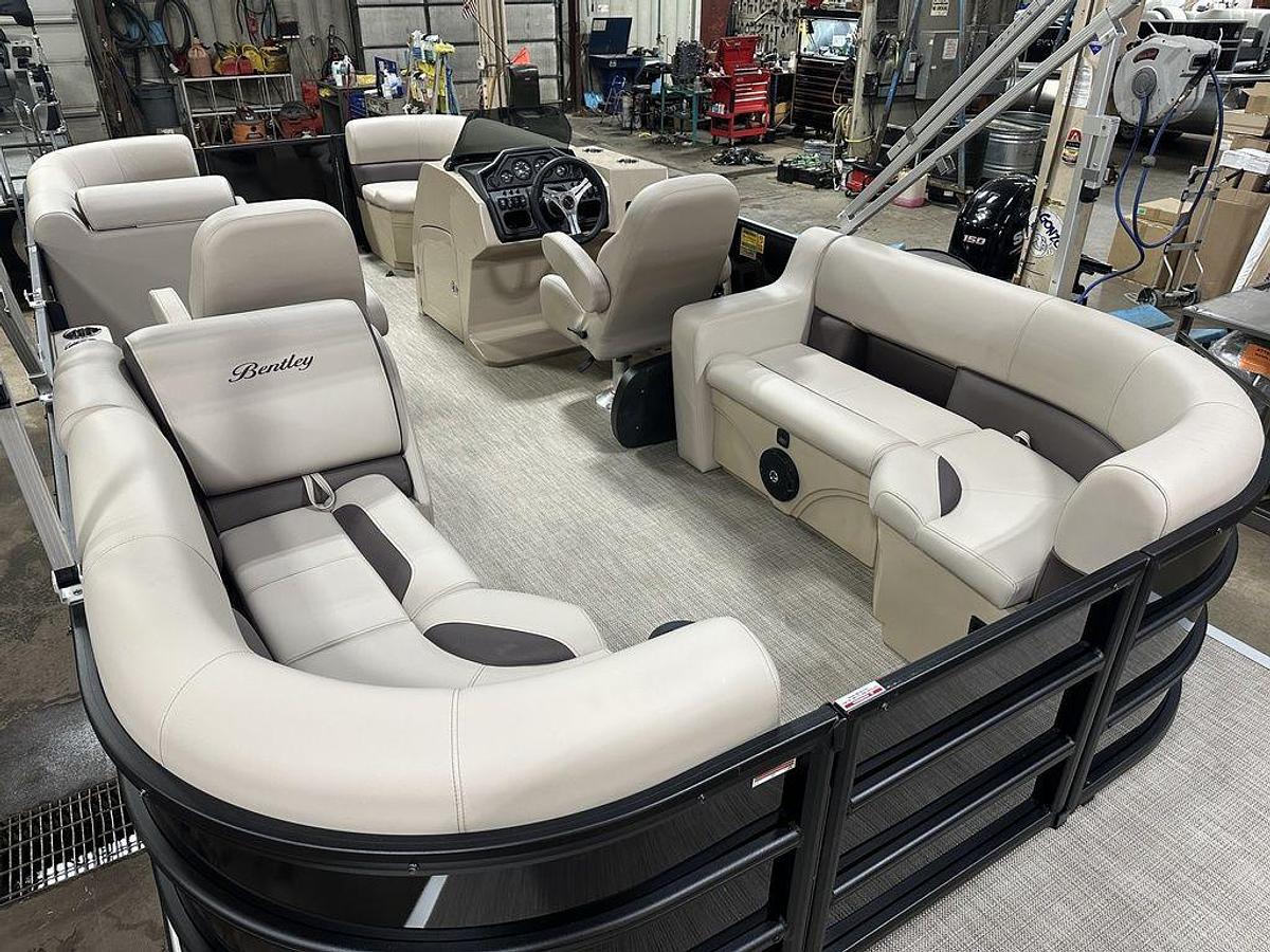 2025 Bentley Pontoons Legacy 200 Navigator Quad Lounge & Honda 4-Stroke EFI