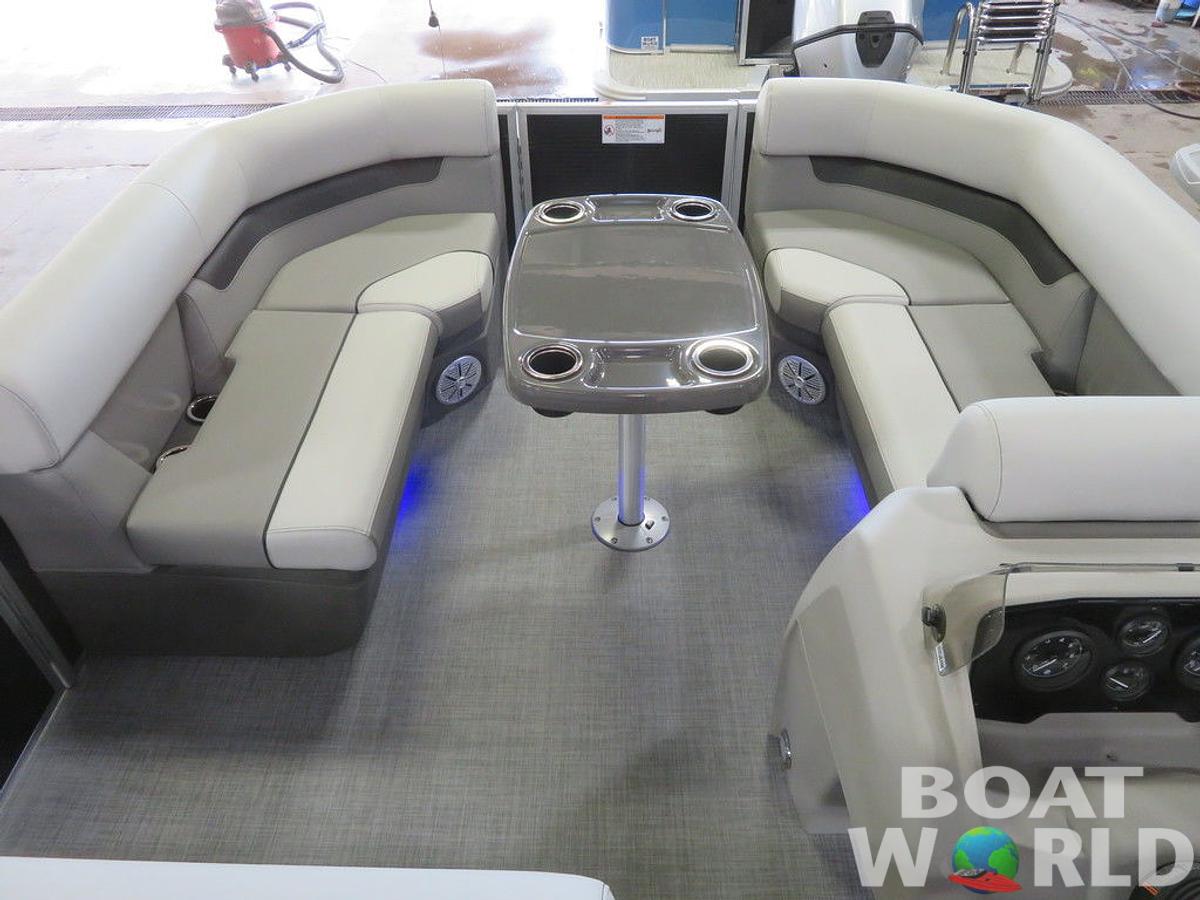 2025 Princecraft Vectra 21 RL Dinette Swingback Pontoon & Mercury 4-Stroke EFI