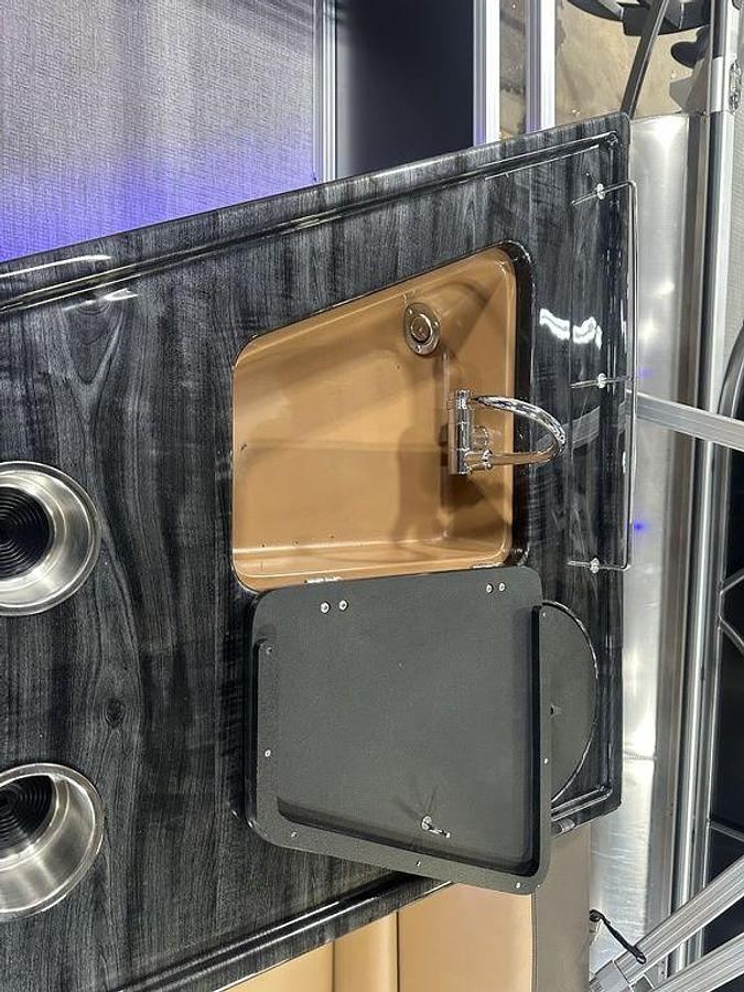 2025 Tahoe Pontoons LTZ 2385 Elite Cruise Windshield Tritoon & Honda 4-Stroke EFI