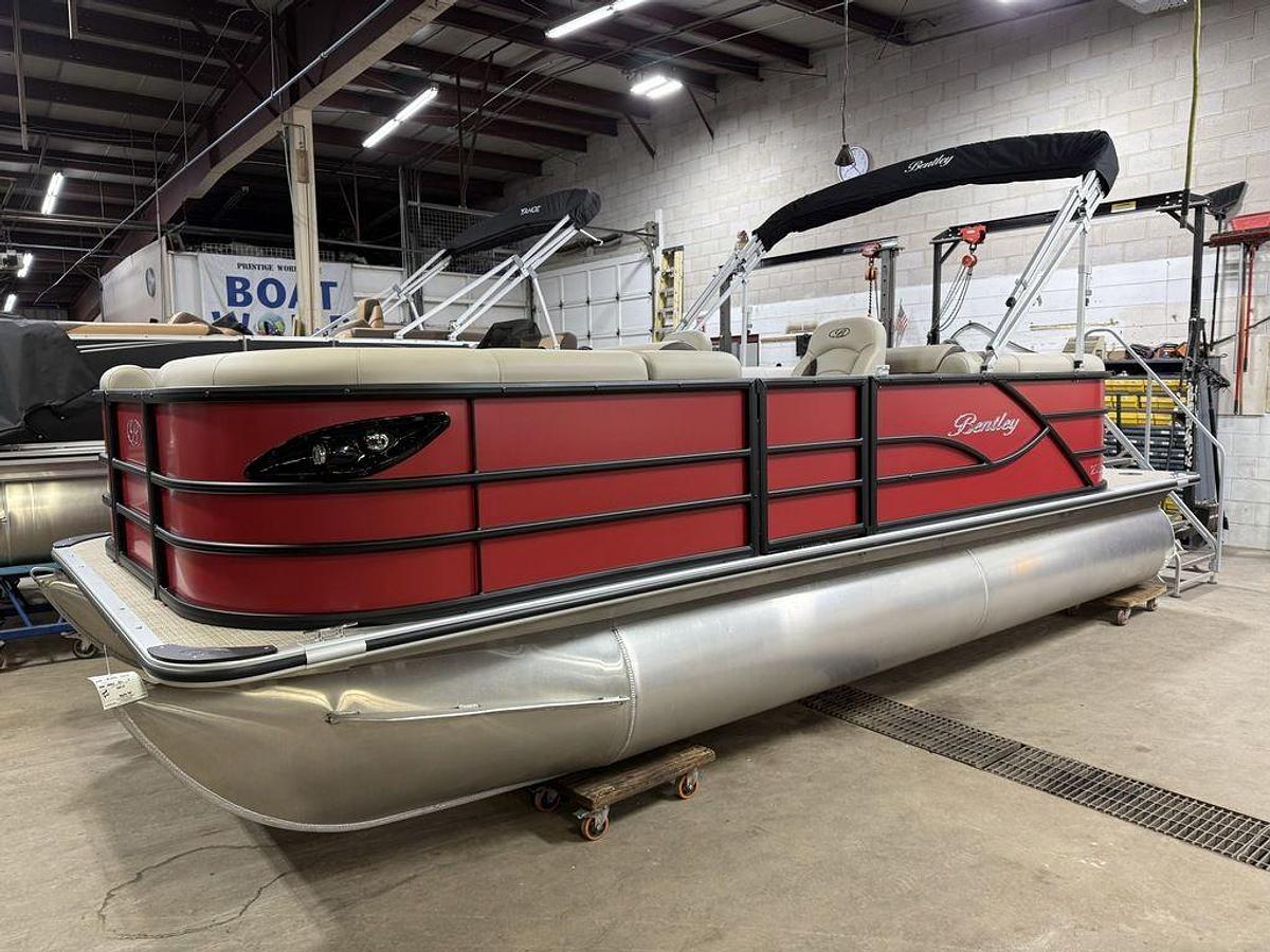 2025 Bentley Pontoons Legacy 200 Navigator Quad Lounge & Honda 4-Stroke EFI