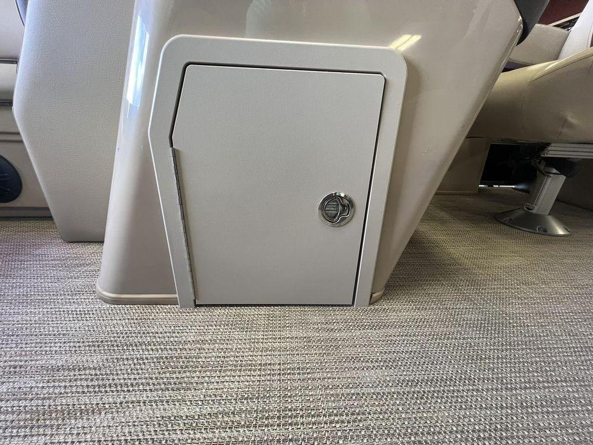 2024 Bentley Pontoons Legacy 200 Navigator Quad Lounge & Honda 4-Stroke EFI