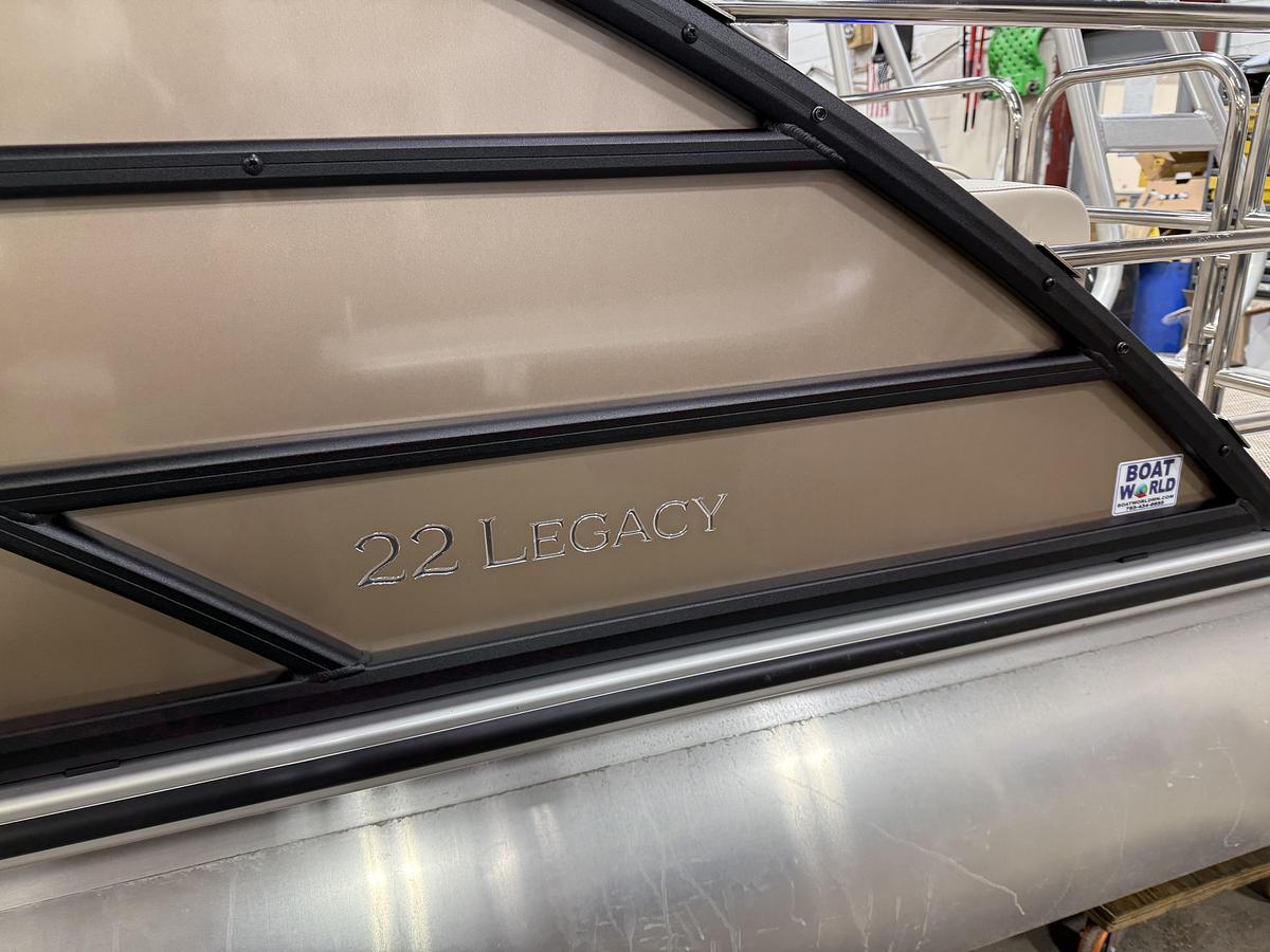 2025 Bentley Pontoons Legacy 223 Swingback Tritoon & Honda 4-Stroke EFI