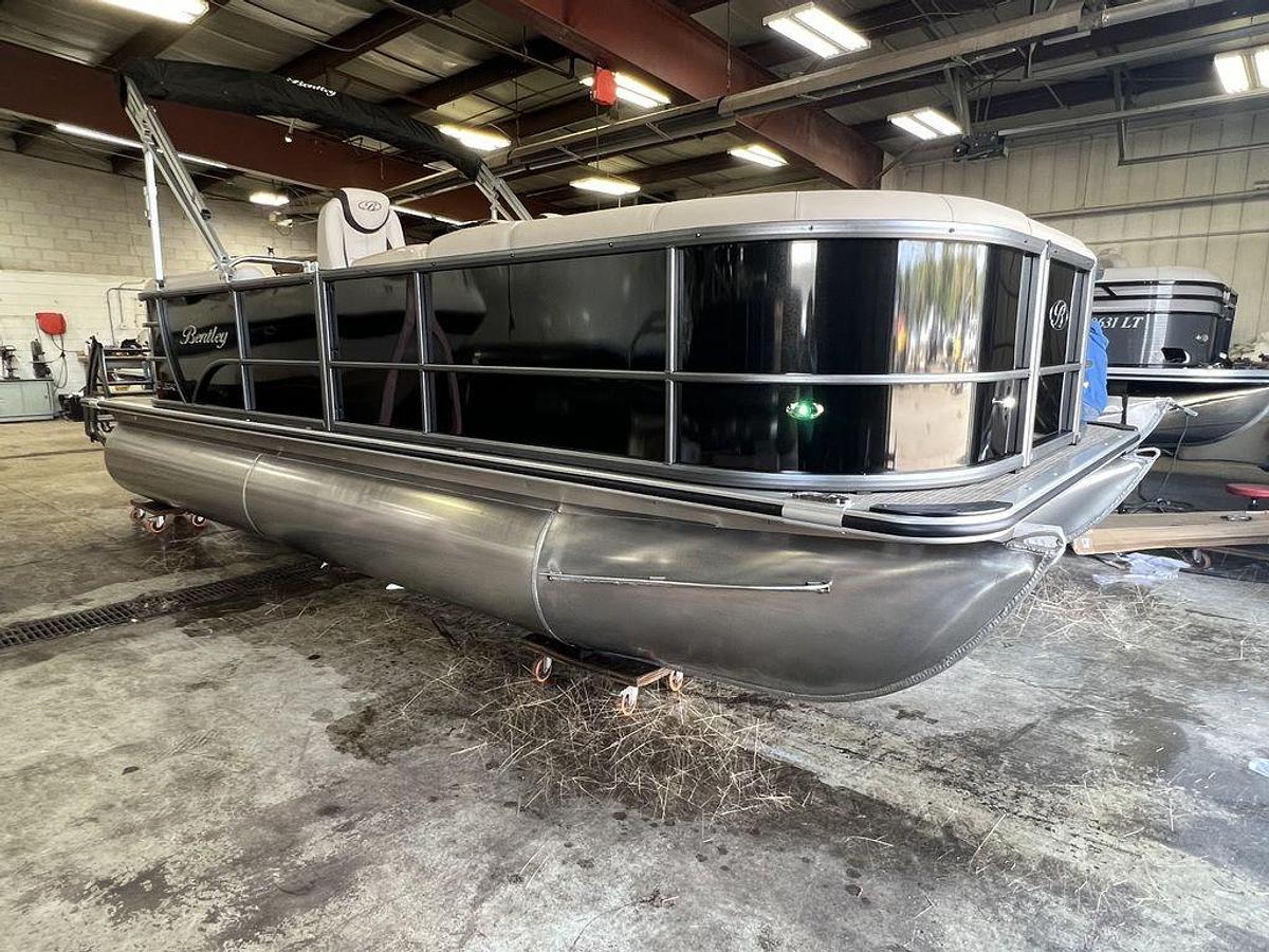 2024 Bentley Pontoons Legacy 200 Navigator Quad Lounge & Honda 4-Stroke EFI