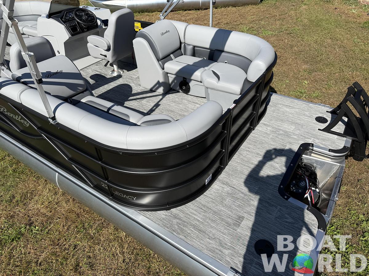 2025 Bentley Pontoons Legacy 220 Navigator Quad Lounge & Honda 4-Stroke EFI