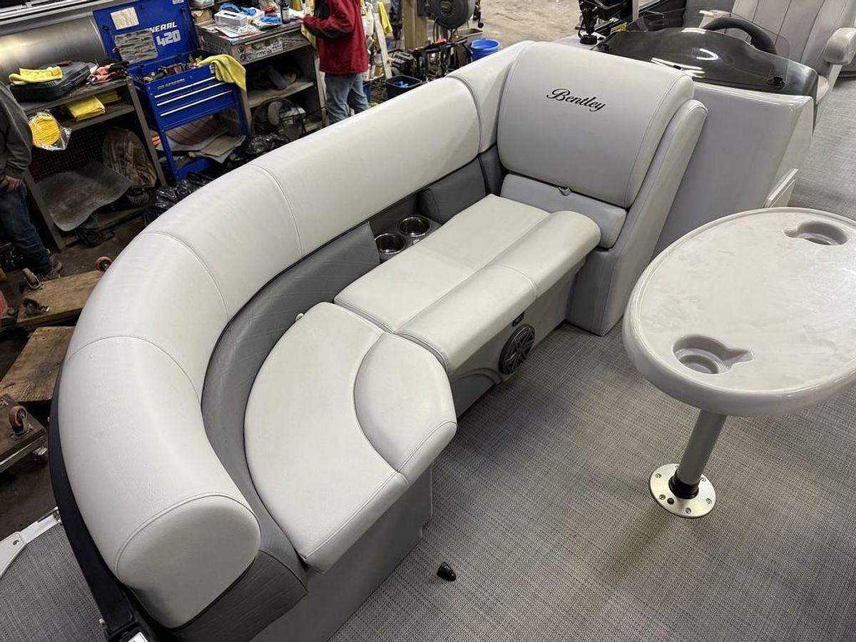 Used 2020 Bentley Pontoons Legacy 223 Navigator Quad Lounge Tritoon & Suzuki 140HP 4-Stroke EFI