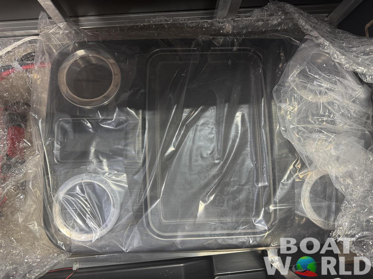 2026 Tahoe Pontoons LTZ 2385 Elite Windshield Tritoon