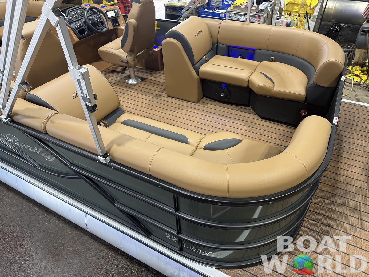 2026 Bentley Legacy 150HP 220 Navigator DL Quad Lounge $49995