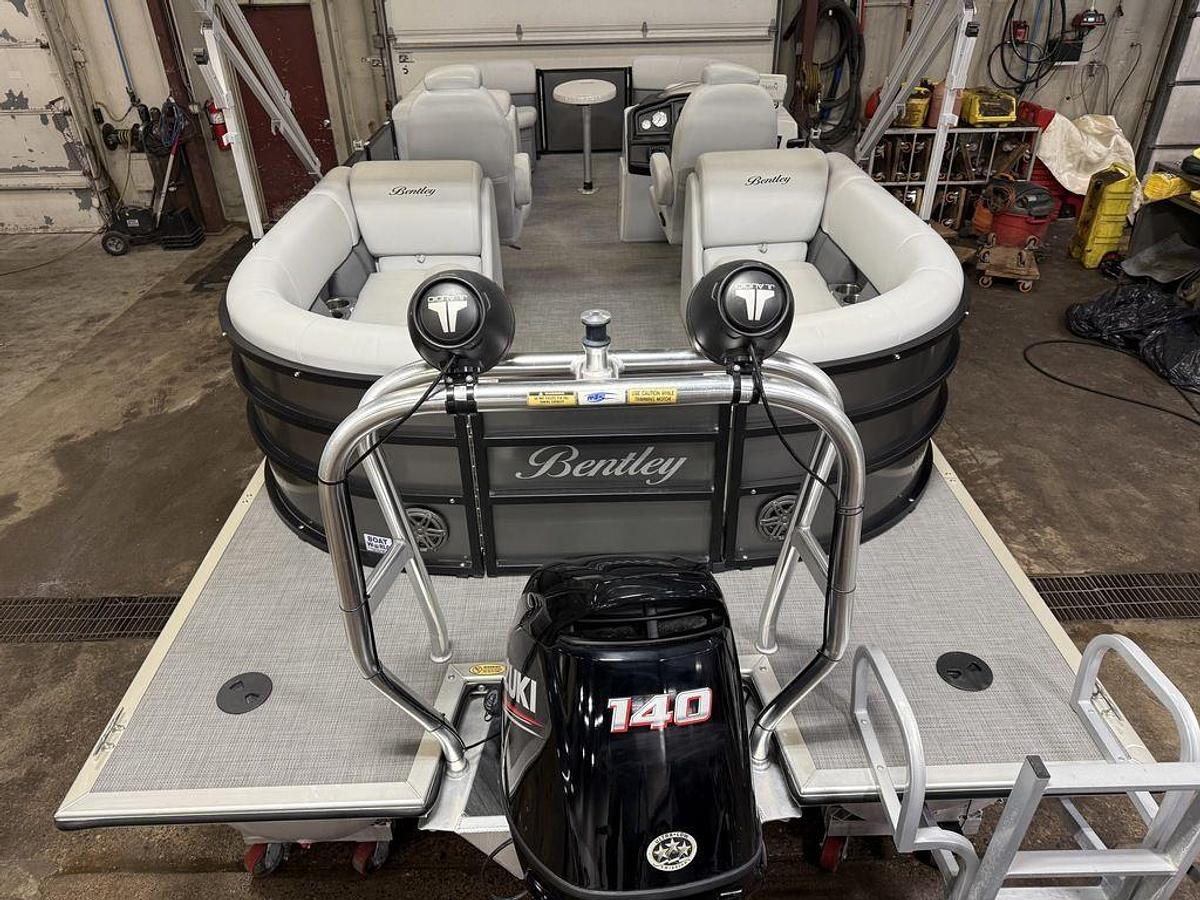 Used 2020 Bentley Pontoons Legacy 223 Navigator Quad Lounge Tritoon & Suzuki 140HP 4-Stroke EFI