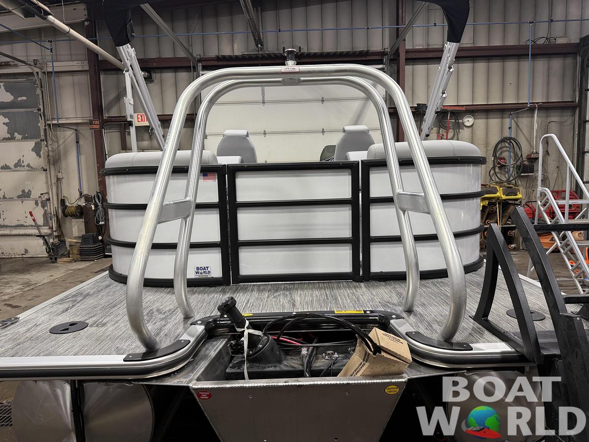 2026 Bentley Pontoons Legacy 223 Navigator Quad Lounge Tritoon