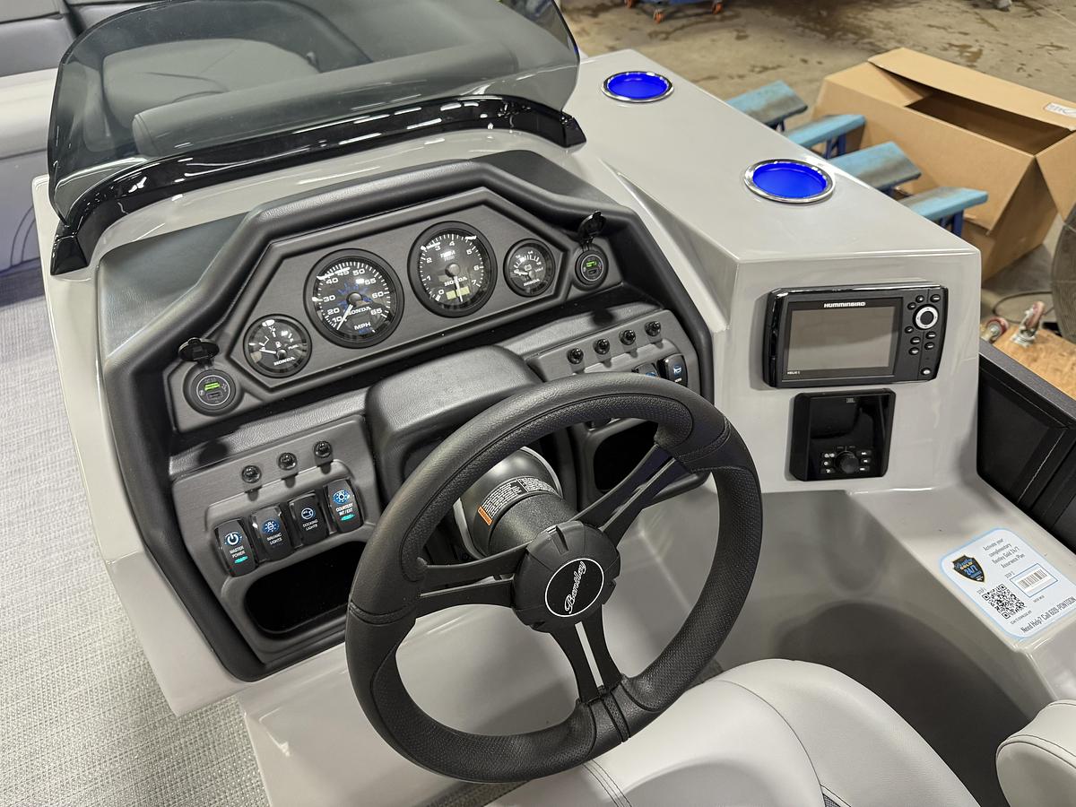 2025 Bentley Pontoons Legacy 220 Navigator Quad Lounge & Honda 4-Stroke EFI