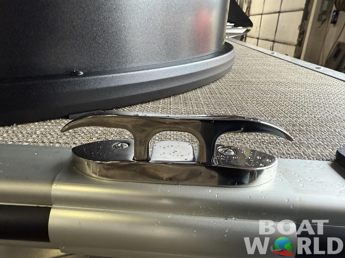 2025 Bentley Pontoons Legacy 220 Navigator Quad Lounge & Honda 4-Stroke EFI