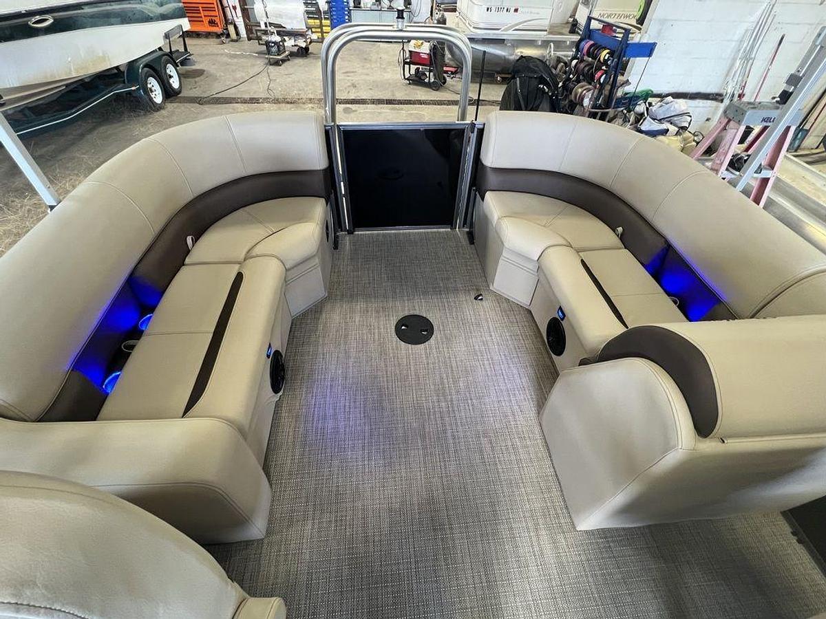 2024 Bentley Pontoons Legacy 200 Navigator Quad Lounge & Honda 4-Stroke EFI
