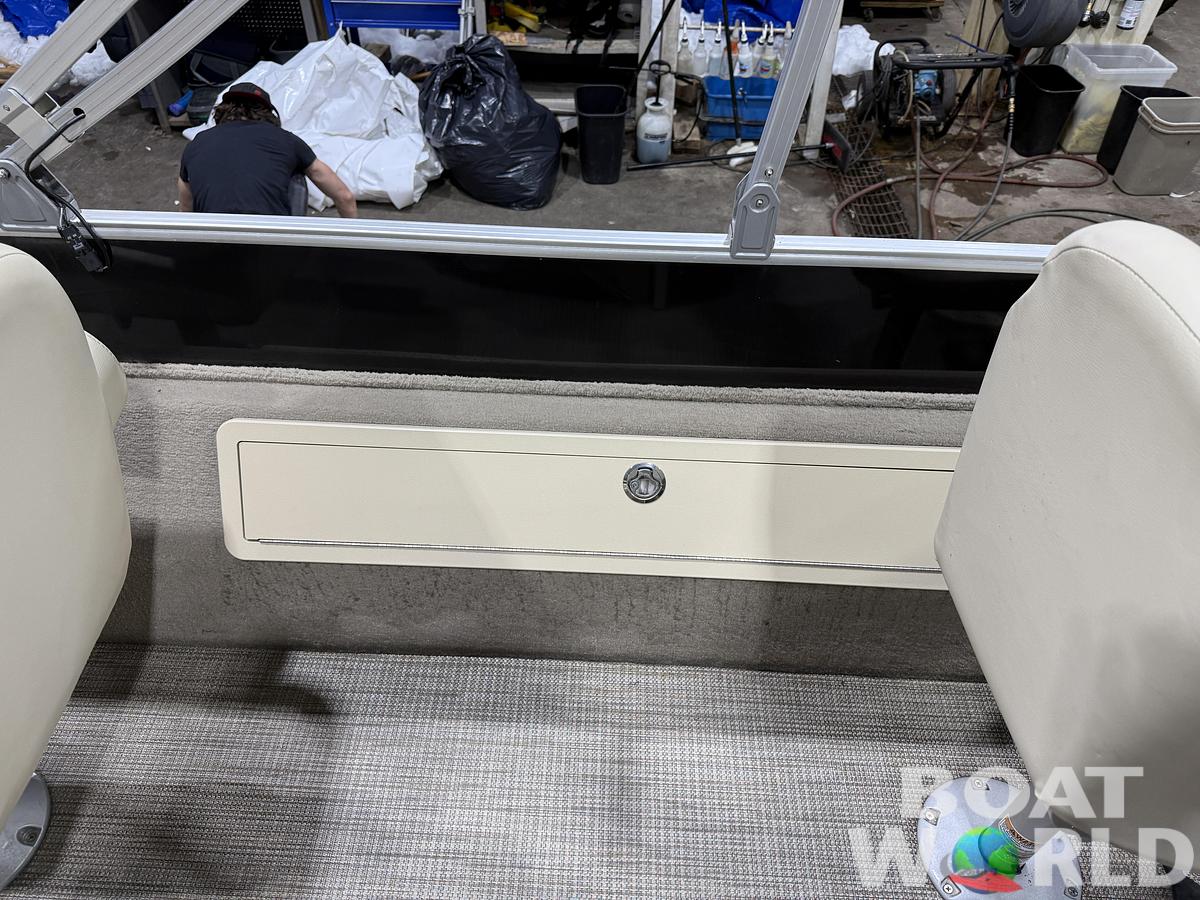 Used 2017 Sylvan 820 Fish & Cruise Pontoon