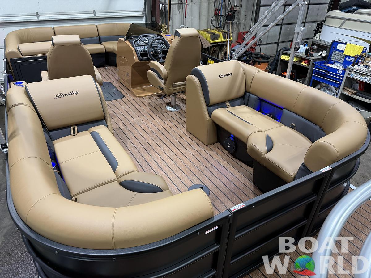 2026 Bentley Legacy 300HP Navigator Quad Lounge Tritoon $67995