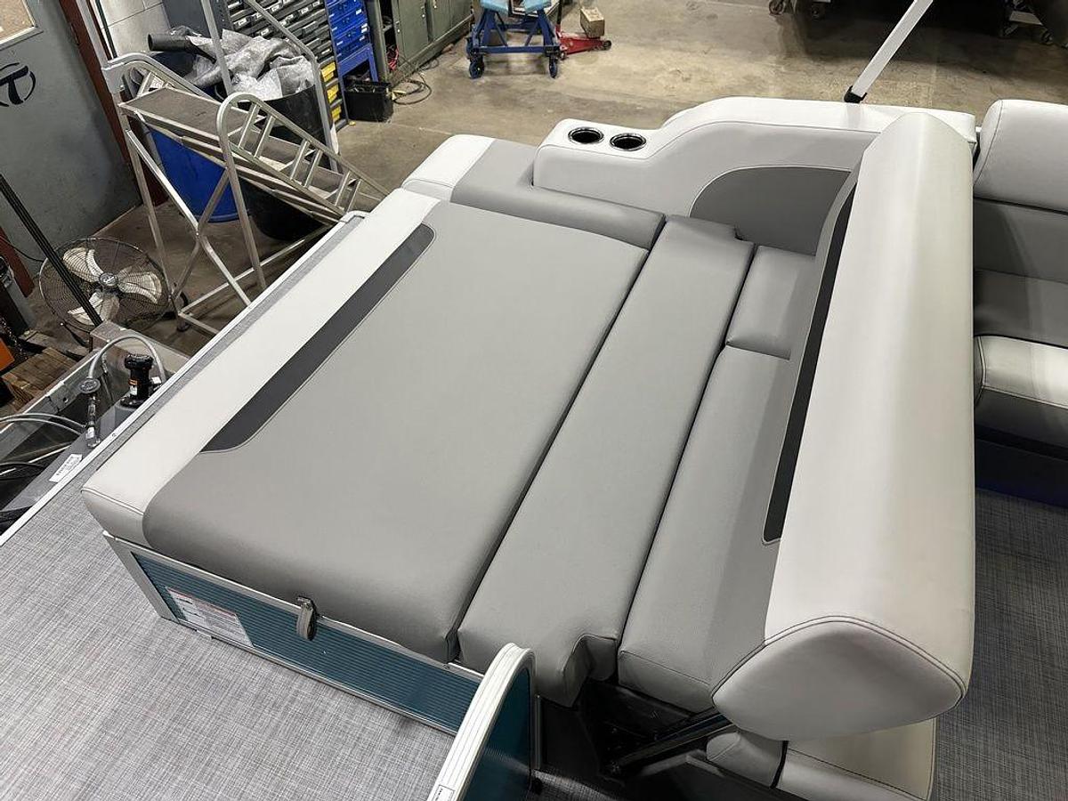 2025 Princecraft Vectra 23 RL Swingback Lounge Pontoon & Mercury 4-Stroke EFI