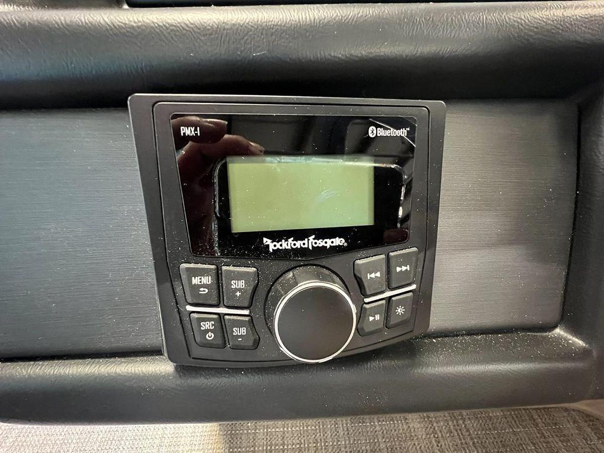 2024 Bentley Pontoons Legacy 200 Navigator Quad Lounge & Honda 4-Stroke EFI