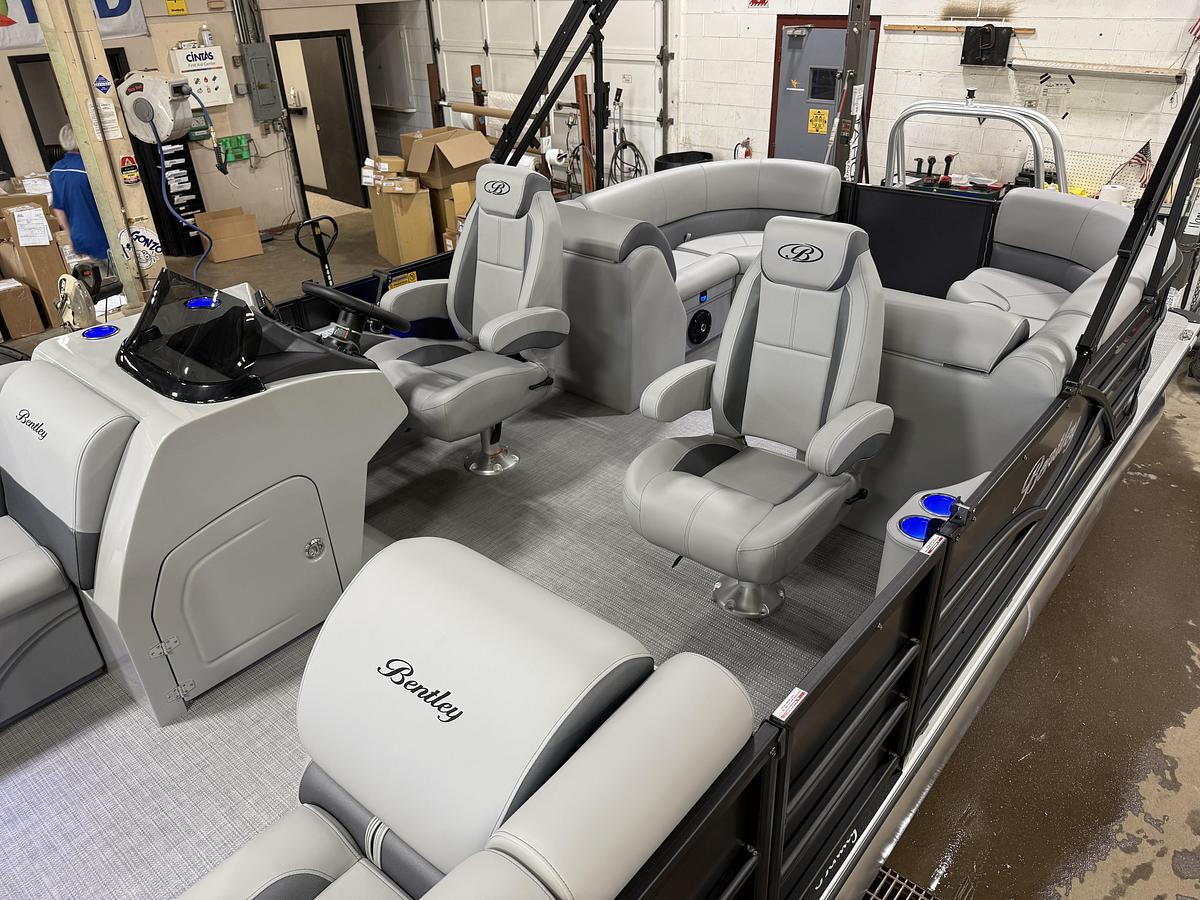 2025 Bentley Pontoons Legacy 220 Navigator Quad Lounge & Honda 4-Stroke EFI
