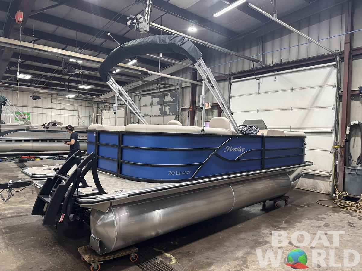2026 Bentley Pontoons Legacy 220 Navigator Quad Lounge