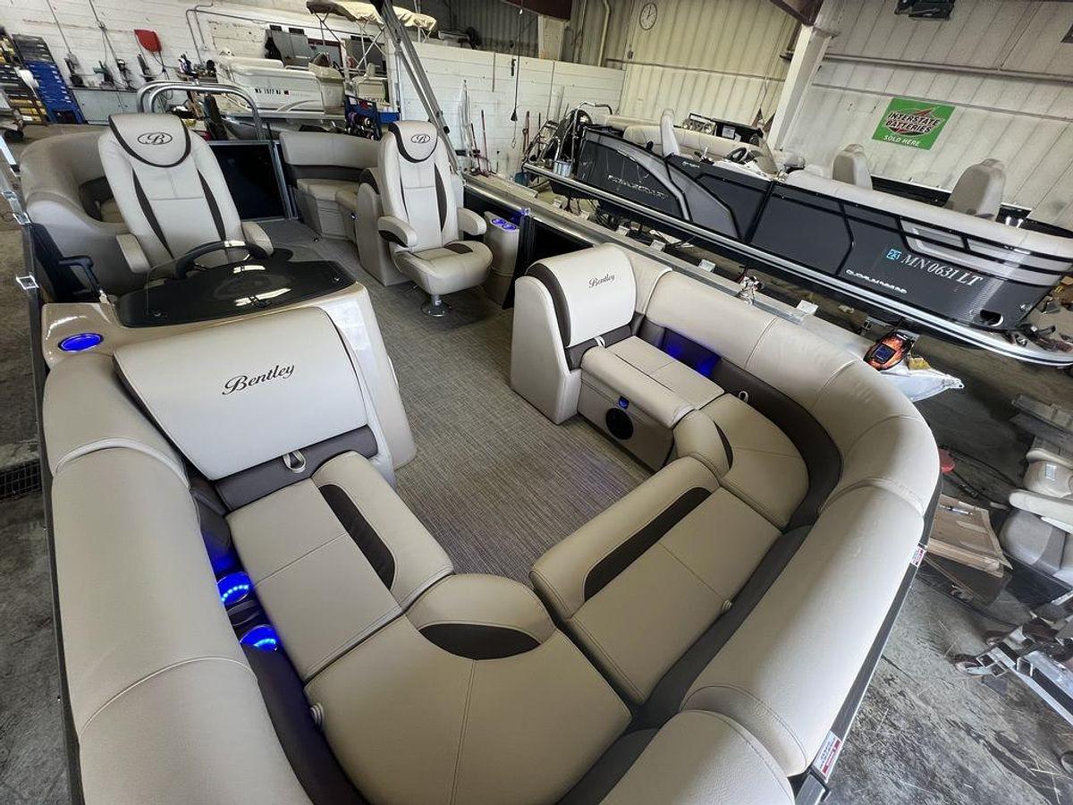 2024 Bentley Pontoons Legacy 200 Navigator Quad Lounge & Honda 4-Stroke EFI