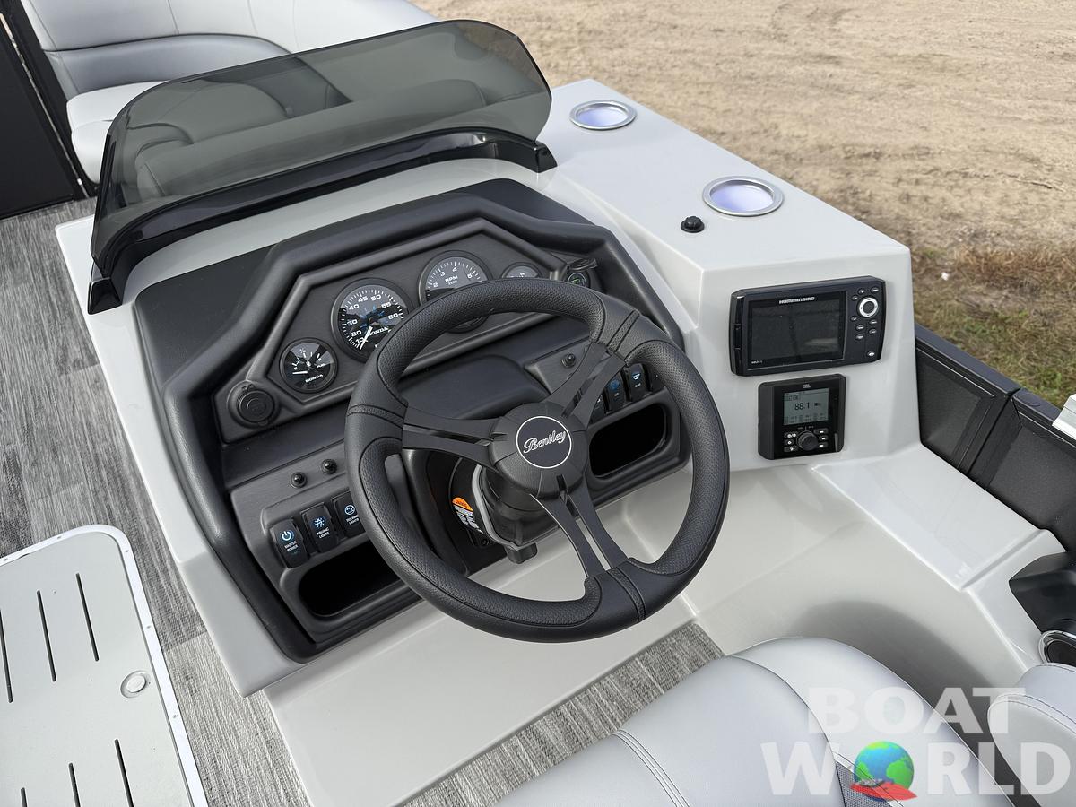 2026 Bentley Pontoons Legacy 223 QSB Swingback Tritoon 