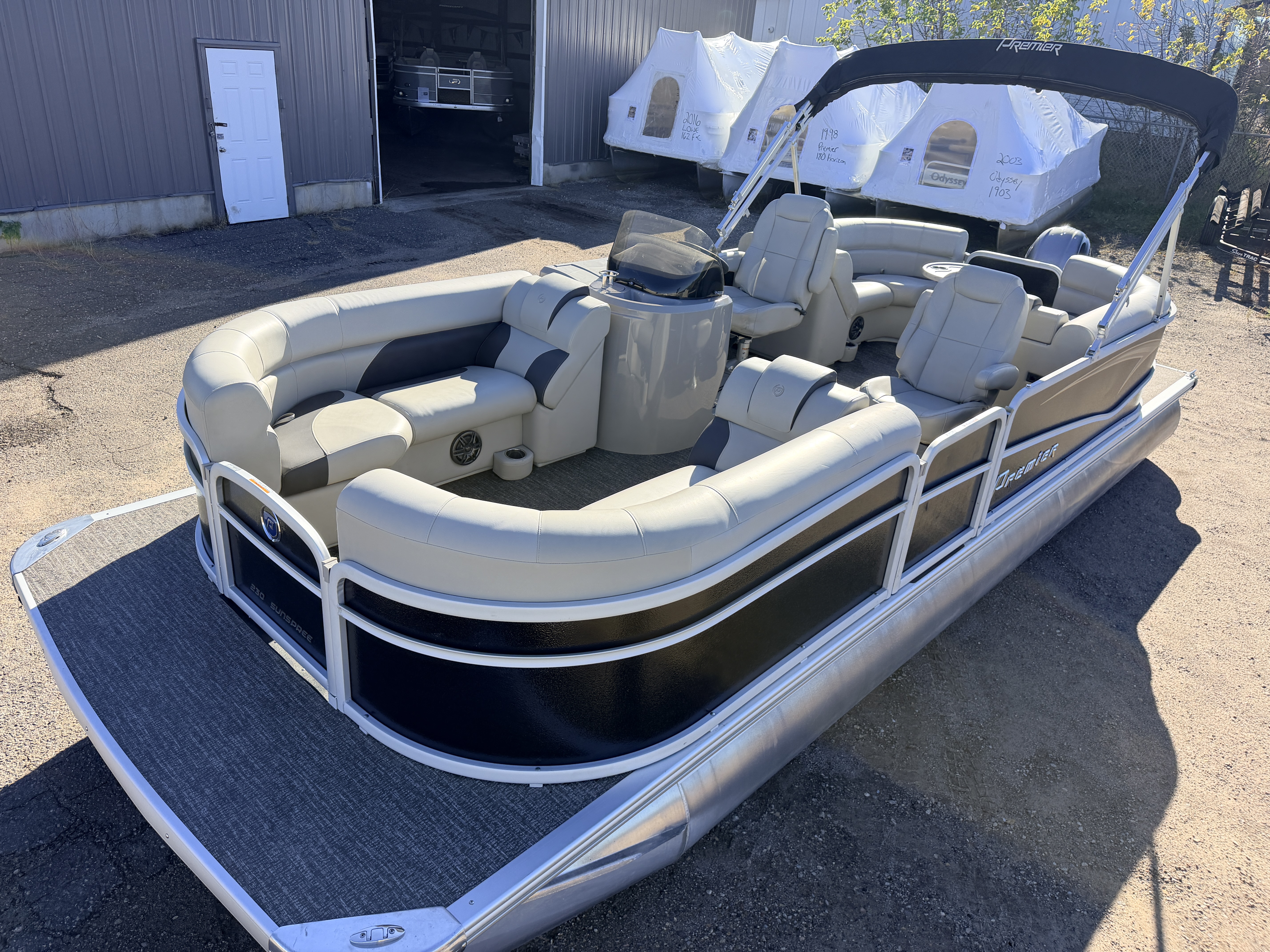 Used 2022 Premier 230 SunSpree RF & 116HP Yamaha 4Stroke -$34,995