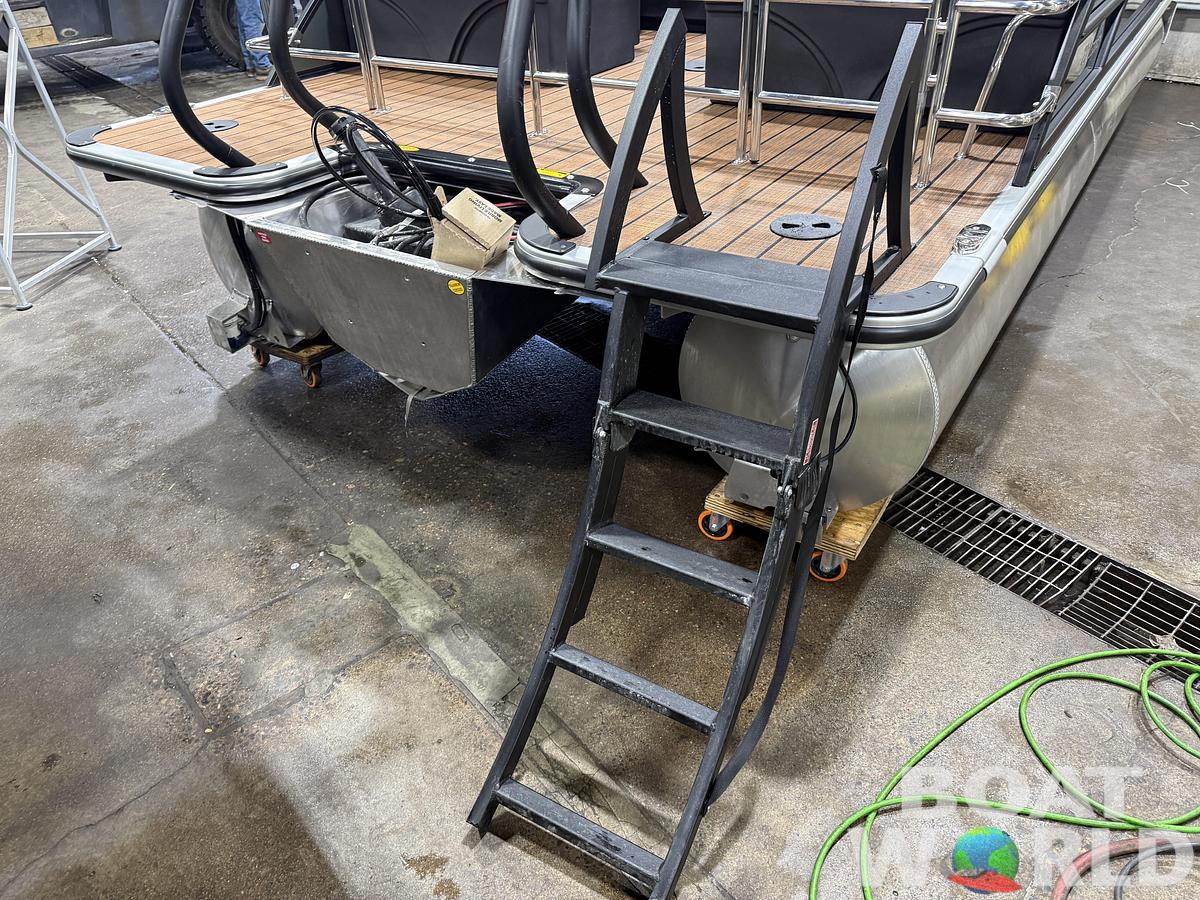 2026 Bentley Pontoons Legacy 223 QSB Swingback Tritoon 