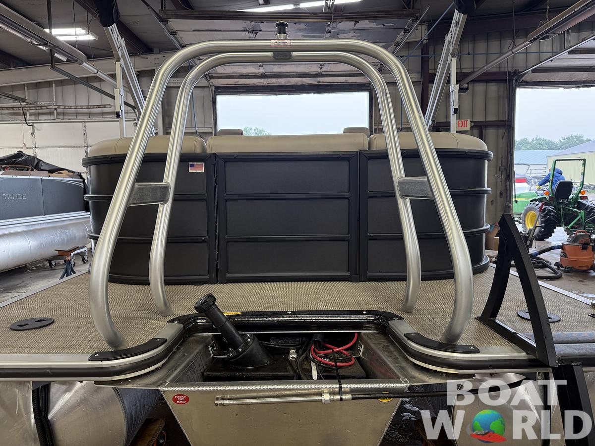 2025 Bentley Pontoons Legacy 220 Navigator Quad Lounge & Honda 4-Stroke EFI