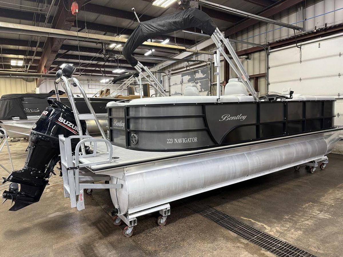 Used 2020 Bentley Pontoons Legacy 223 Navigator Quad Lounge Tritoon & Suzuki 140HP 4-Stroke EFI