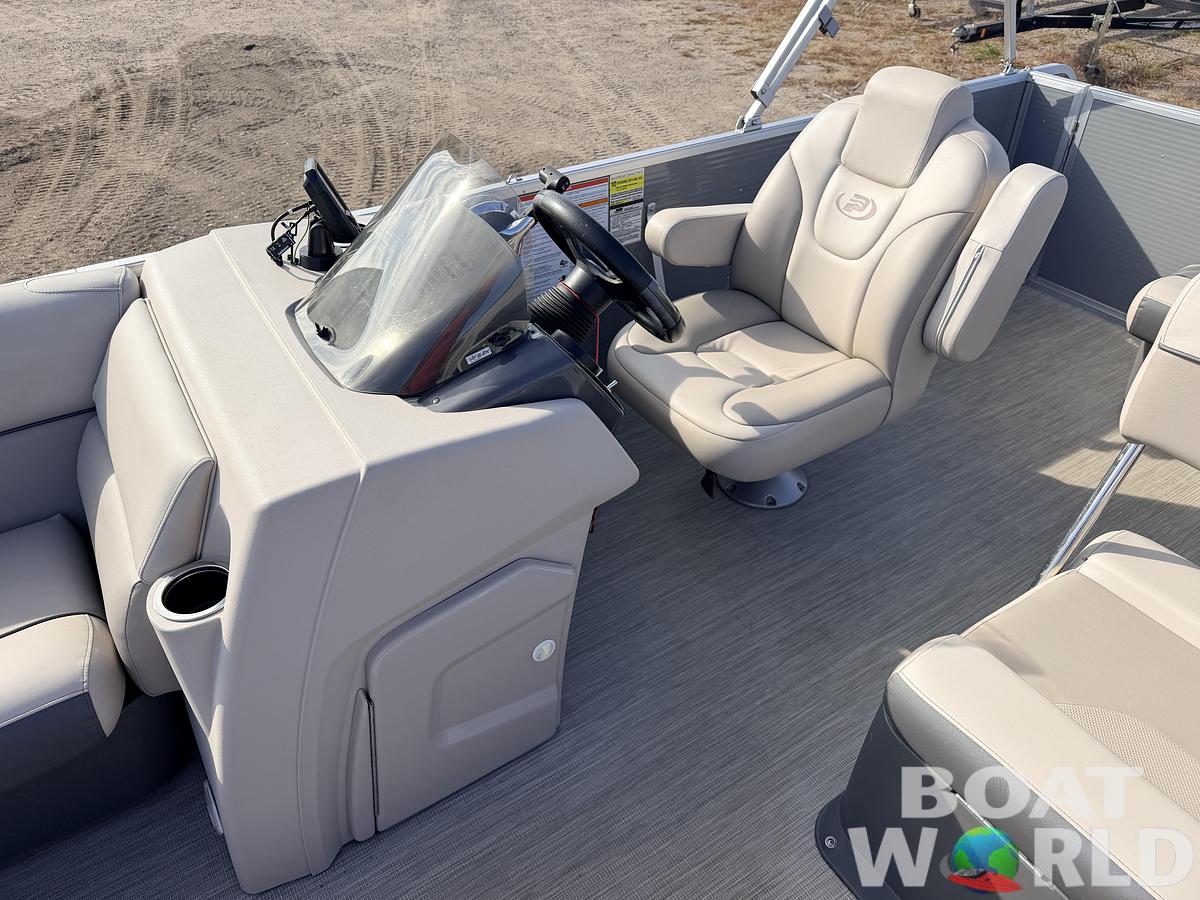 Used 2020 Princecraft Vectra 21 Rear Lounge Dinette Pontoon & 60HP Mercury 4Stroke -$24,995