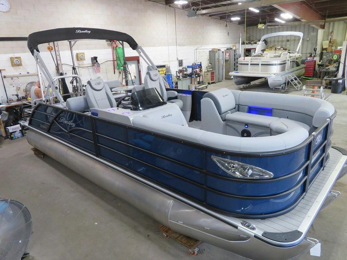2025 Bentley Pontoons Legacy 223 QSB Swingback Tritoon & Honda 4-Stroke EFI