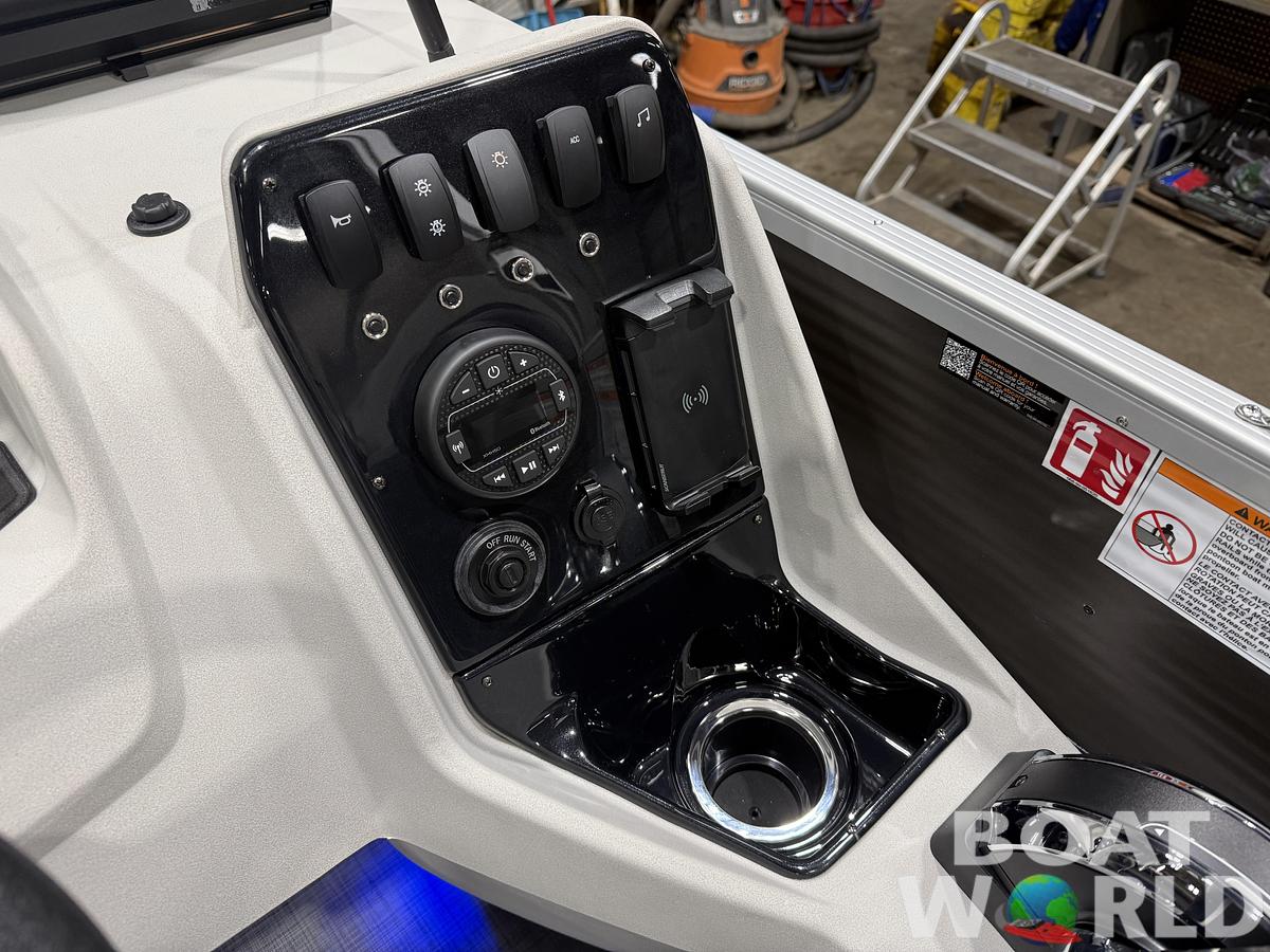 2026 Princecraft Vectra 23 RL Lounge Swingback Tritoon 