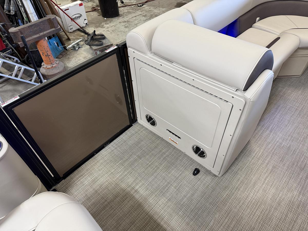 2025 Bentley Pontoons Legacy 223 Swingback Tritoon & Honda 4-Stroke EFI