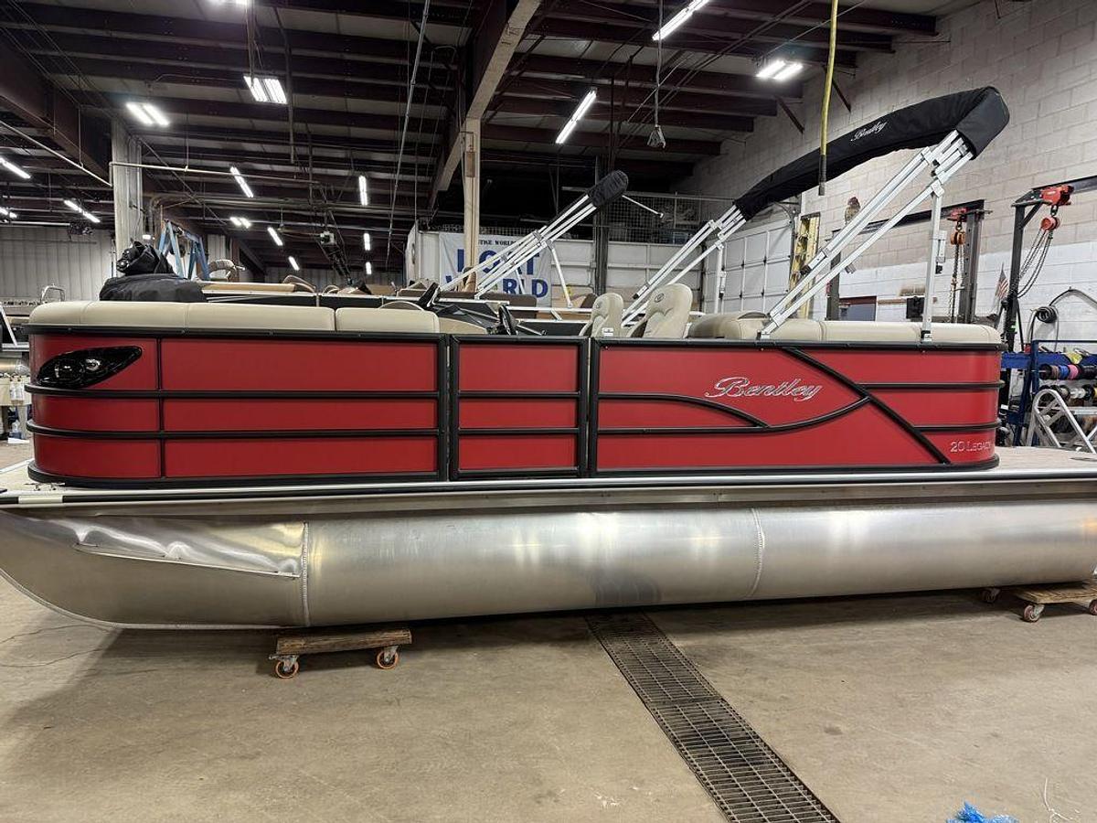 2025 Bentley Pontoons Legacy 200 Navigator Quad Lounge & Honda 4-Stroke EFI